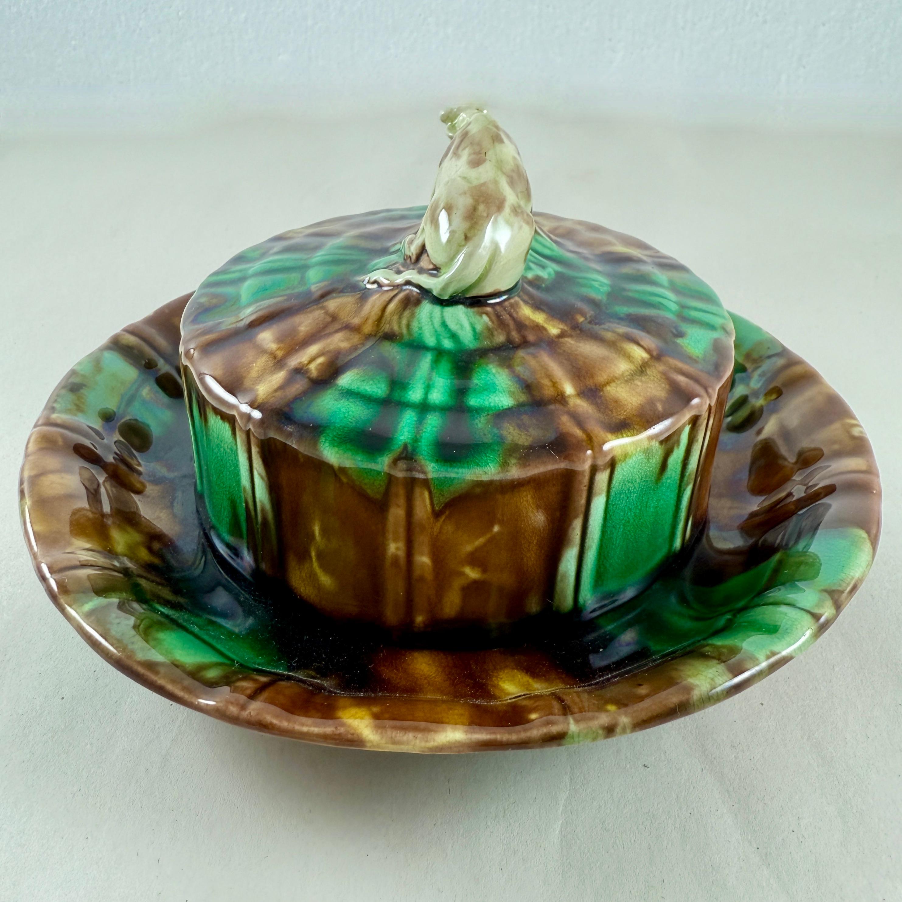 Servidor de mantequilla de vaca cubierto de mayólica Wedgwood - fecha marcada 1875 Loza de barro en venta