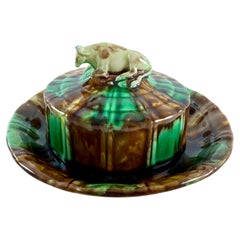 Servidor de mantequilla de vaca cubierto de mayólica Wedgwood - fecha marcada 1875