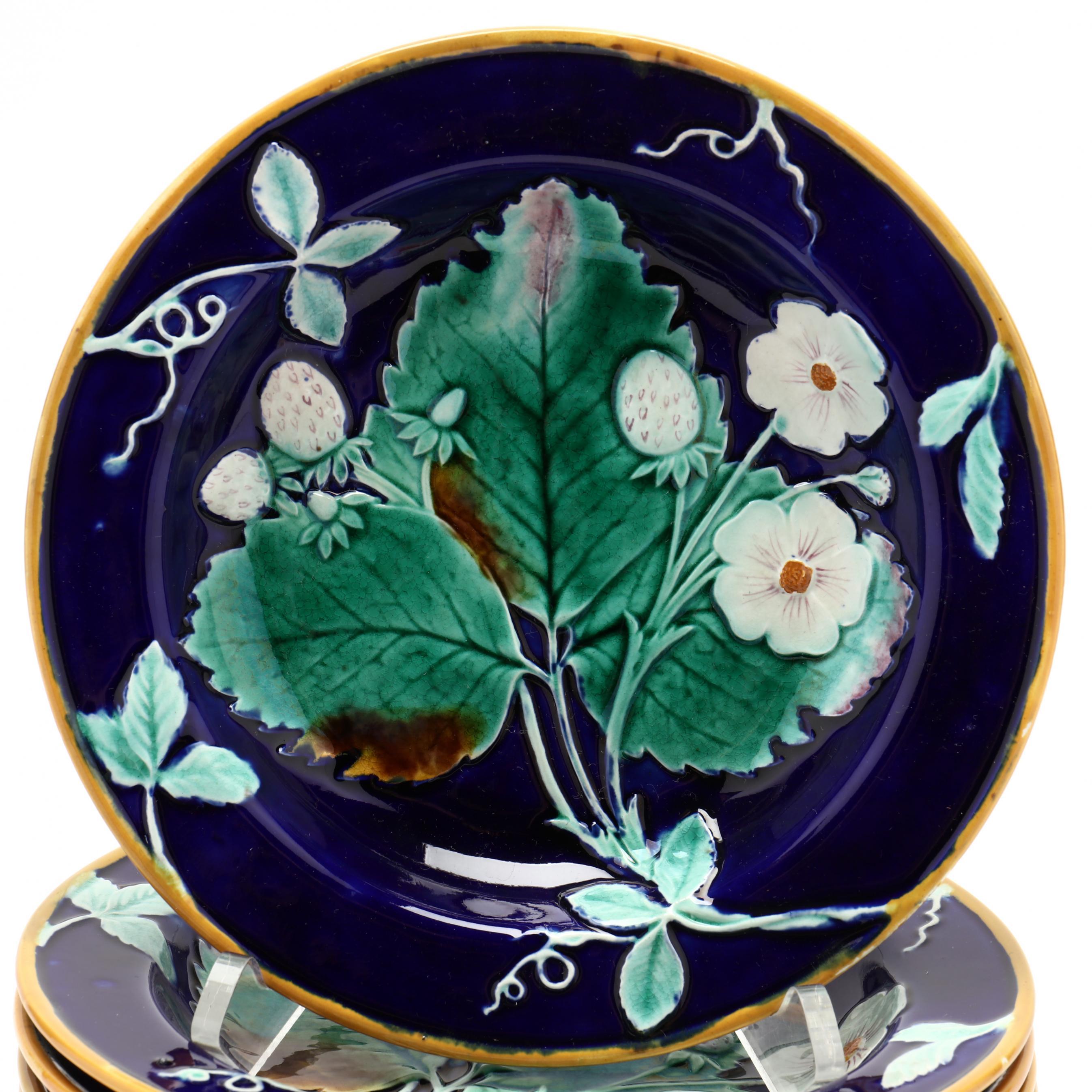 Vittoriano Piatto in maiolica Wedgwood con fragole su fondo cobalto, 1870, 12 Disponibile in vendita