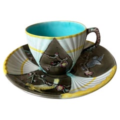 Juego de taza y platillo de mayólica Wedgwood con motivo de abanico, c. 1876