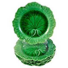 Assiette à feuilles de chou verte de Wedgwood Majolica:: circa 1920-1930:: disponible en plusieurs exemplaires