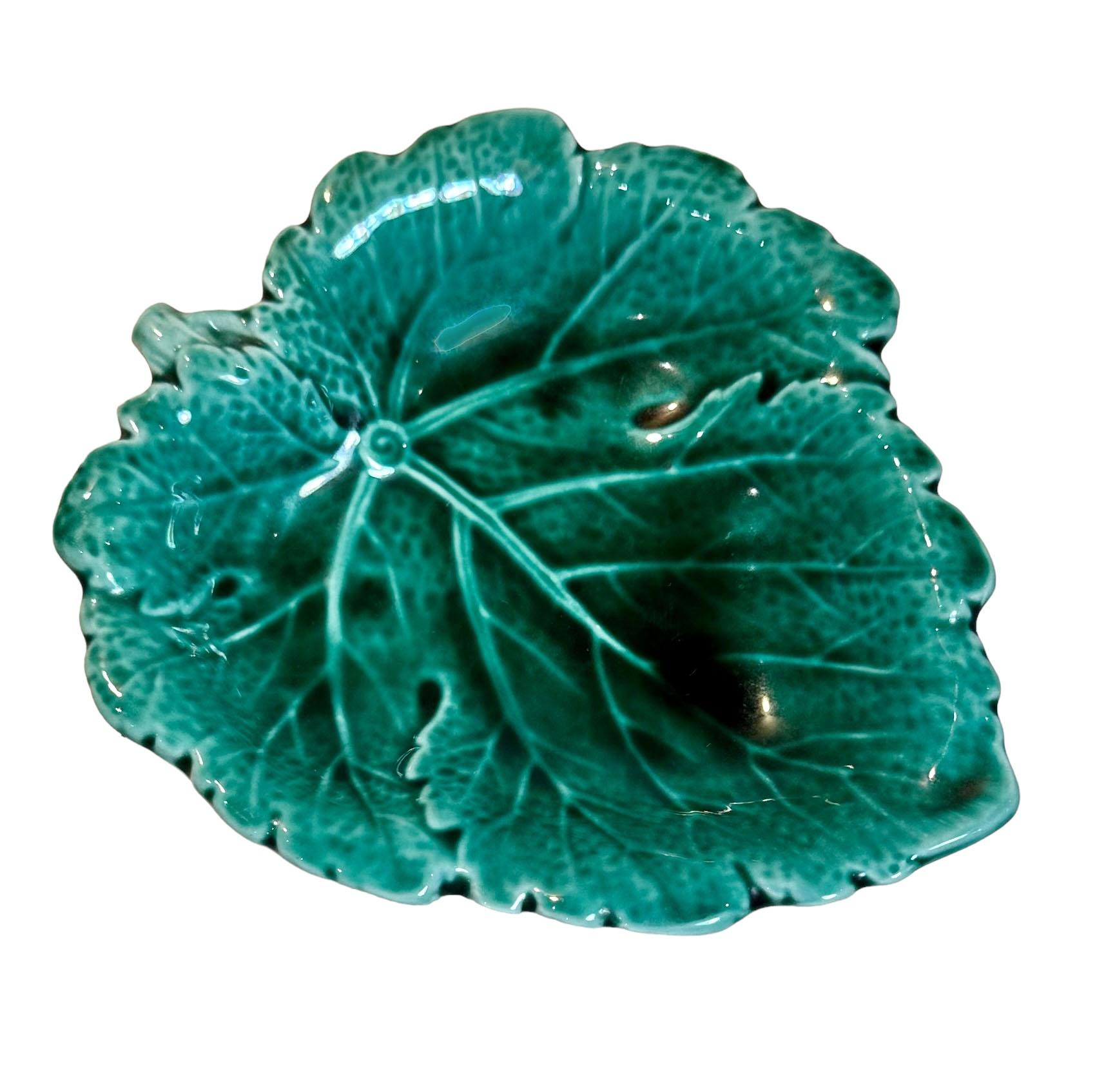 Inglese Piatto a foglia in maiolica di Wedgwood in vendita