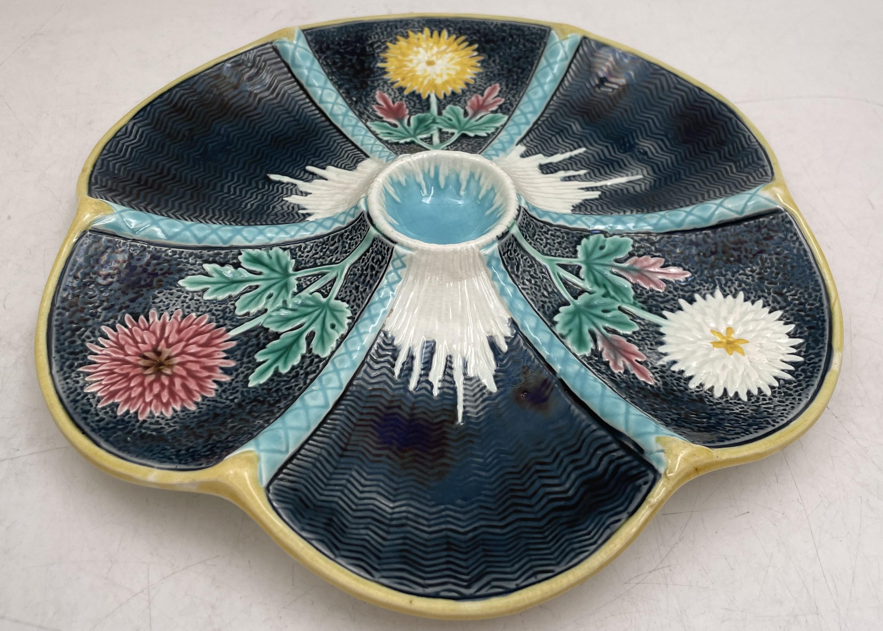 Wedgwood, plato de mayólica para ostras con flores de crisantemo, presumiblemente del siglo XIX. Mide 9 1/2'' de diámetro. 

No dude en hacernos cualquier pregunta y consulte nuestros otros anuncios. NINGÚN precio publicado superará al nuestro. 