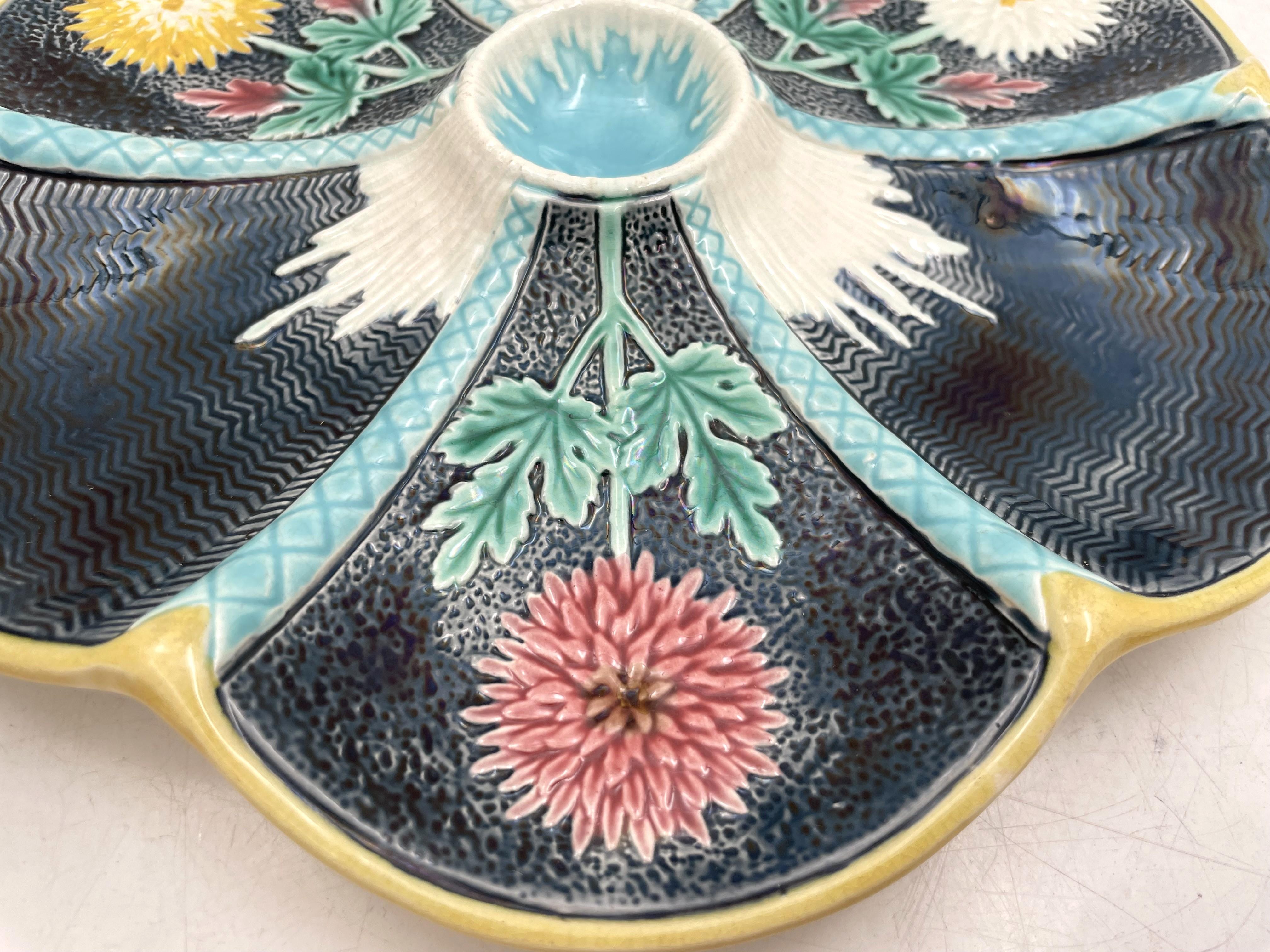 Plato de ostras de crisantemo de cerámica mayólica de Wedgwood del siglo XIX Inglés en venta