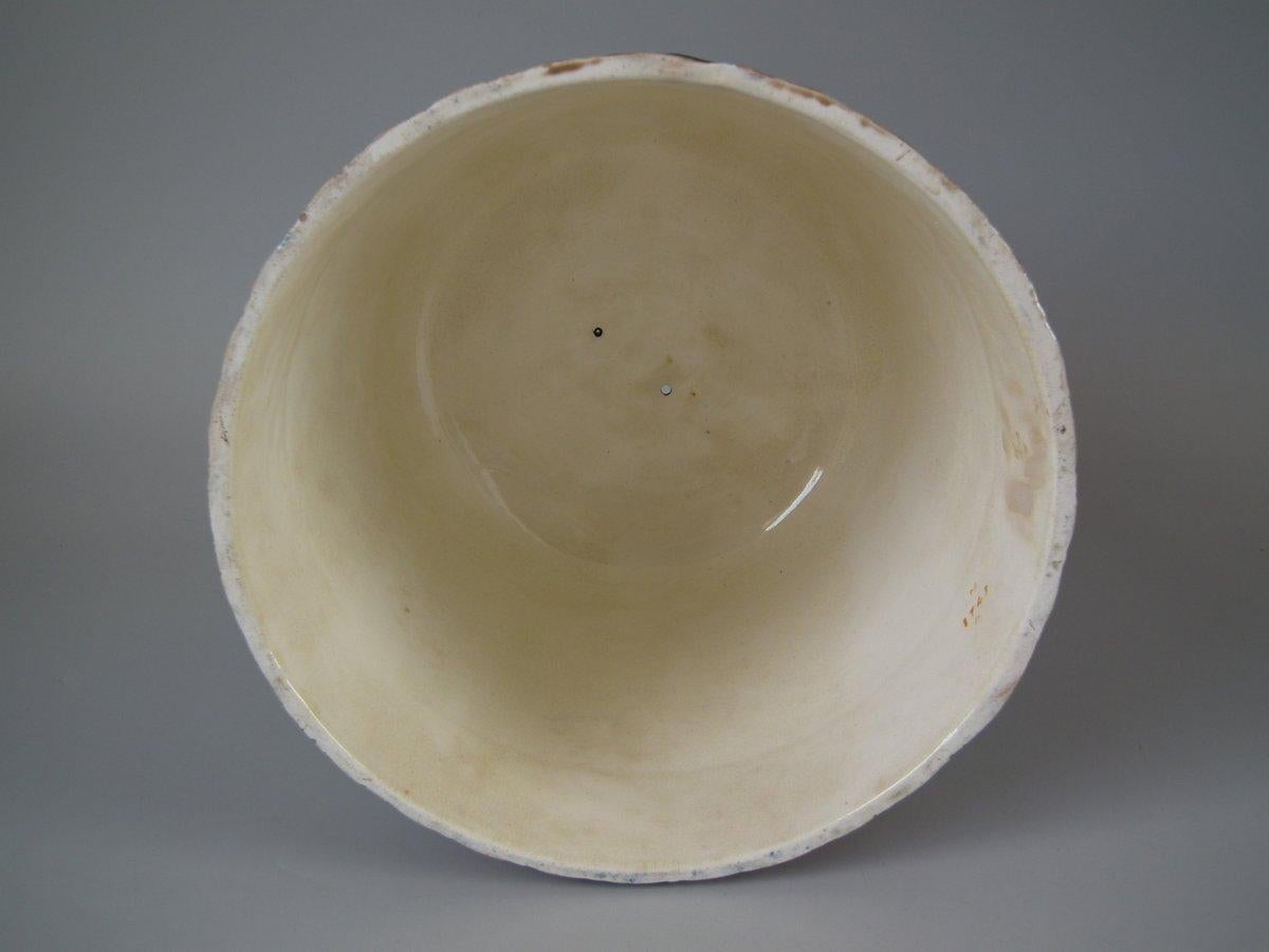 Wedgwood Majolica Primrose Cheese Dome and Stand In Good Condition In Chelmsford, Essex