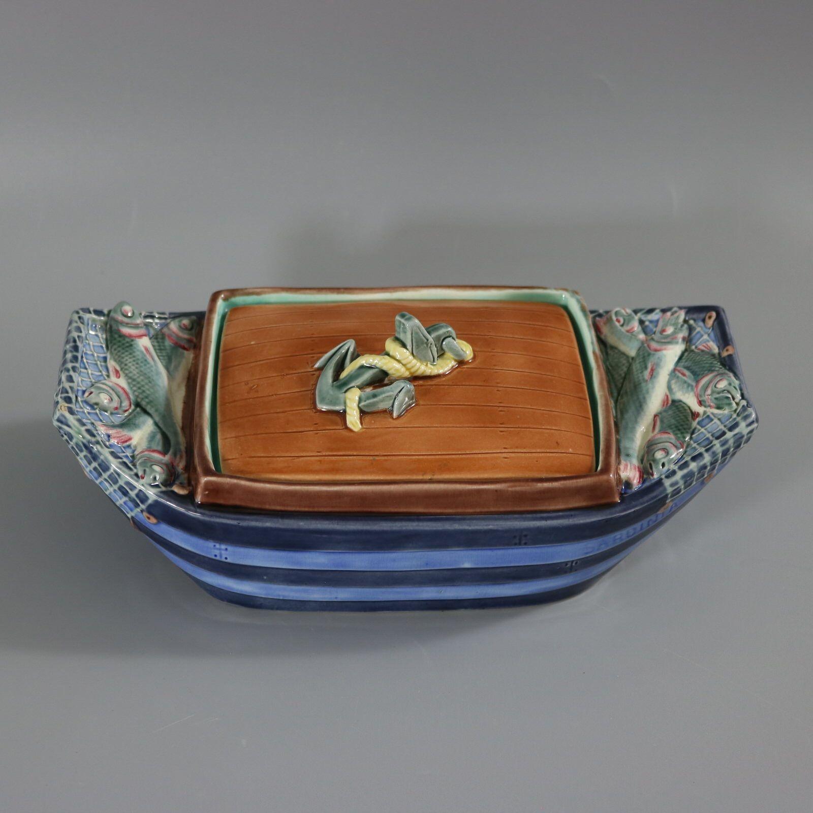Scatola di sardine in maiolica di Wedgwood con una barca da pesca chiamata 