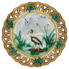 Assiette réticulée en majolique Wedgwood en forme de cigogne et de libellule, anglaise, datée de 1869