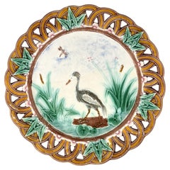 Plato reticulado de Wedgwood de mayólica con cigüeña y libélula, inglés, fechado en 1869