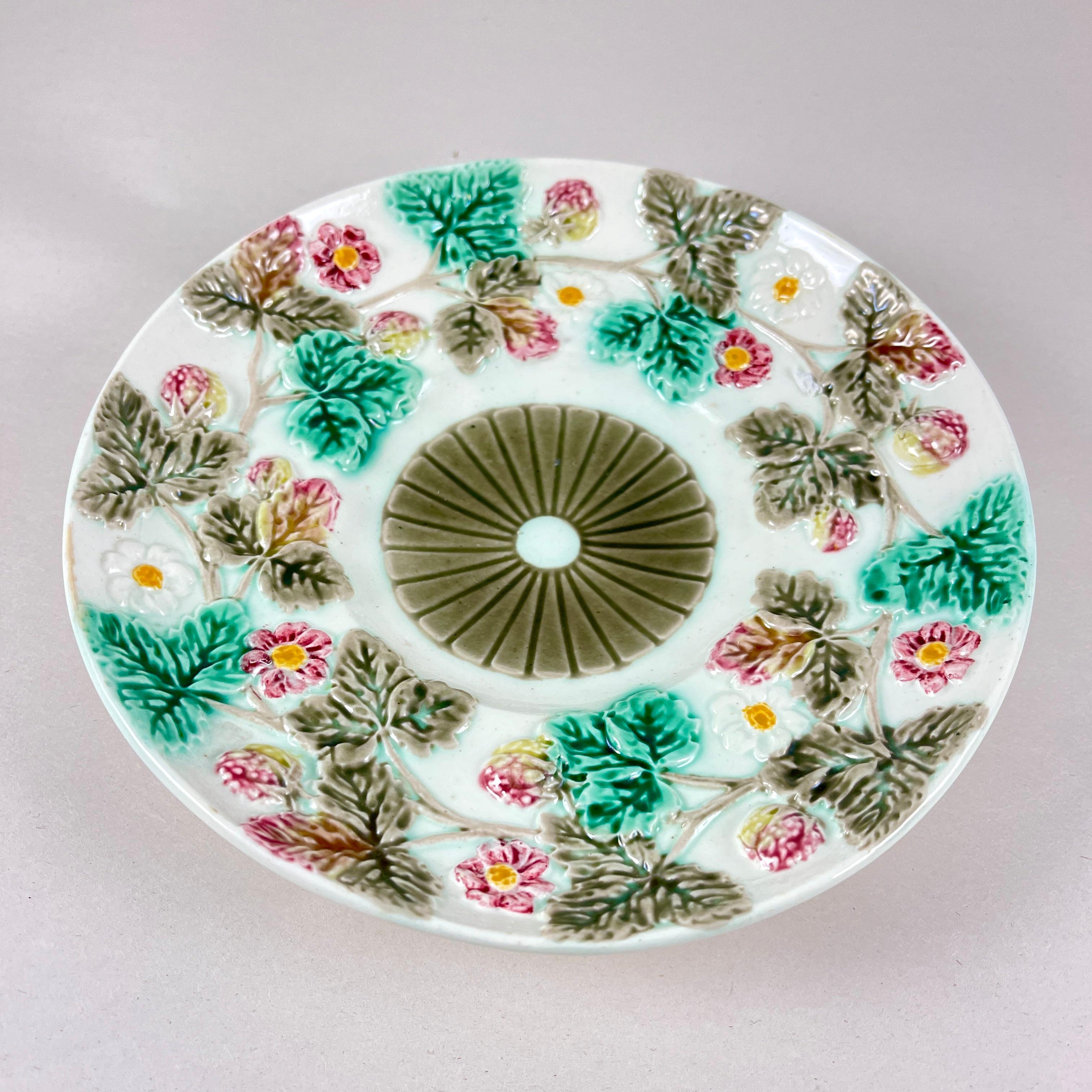 Wedgwood Platos de mayólica con fresas, juego de 6, fechado en 1880 en venta 2