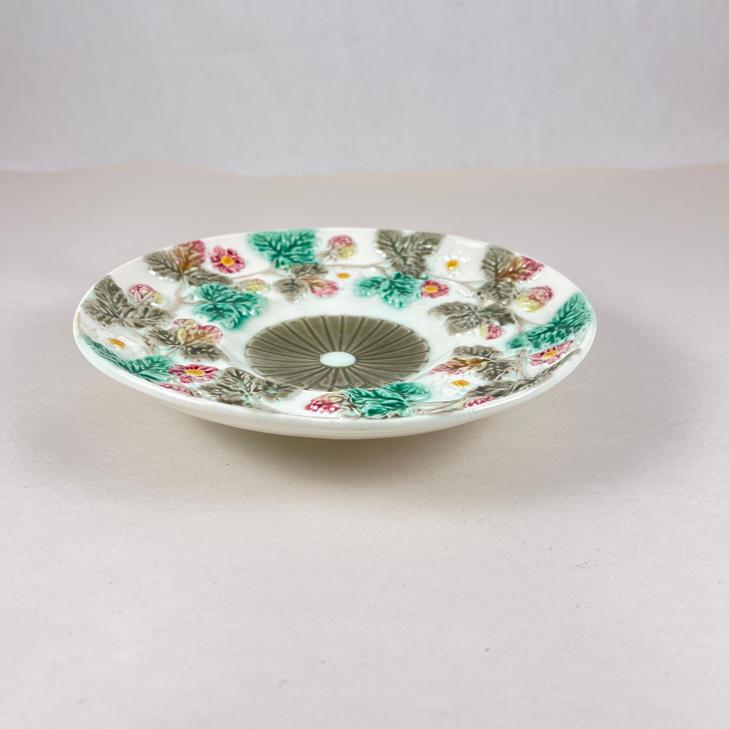 Wedgwood Platos de mayólica con fresas, juego de 6, fechado en 1880 en venta 3
