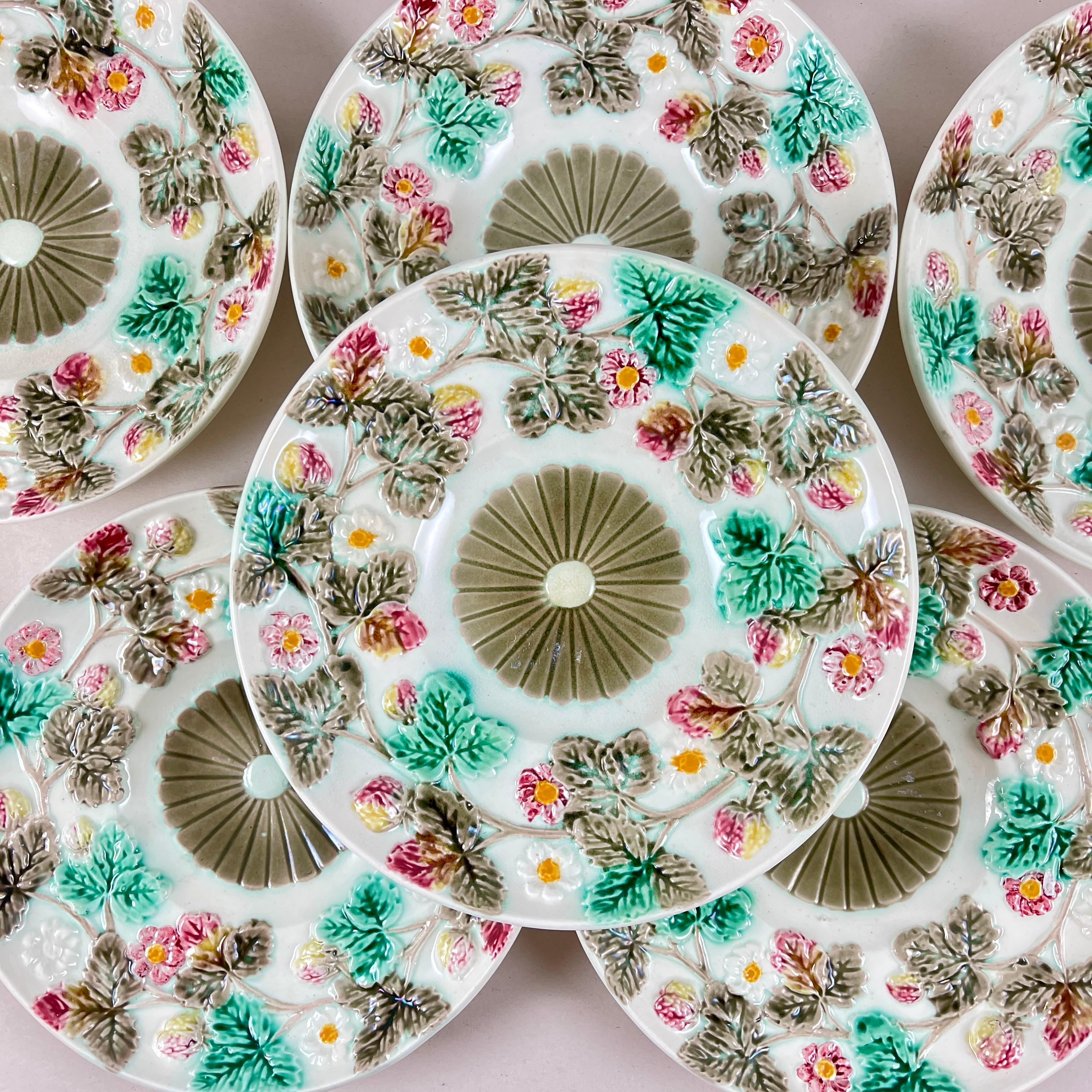 De Wedgwood, un delicioso juego de seis Platos de Frutas de mayólica esmaltada, en el modelo Fresa, con fecha de 1880.

Sobre el fondo blanco Argenta, un amplio borde de plantas de fresa enroscadas, mostrando tanto las hojas como las bayas, rodean