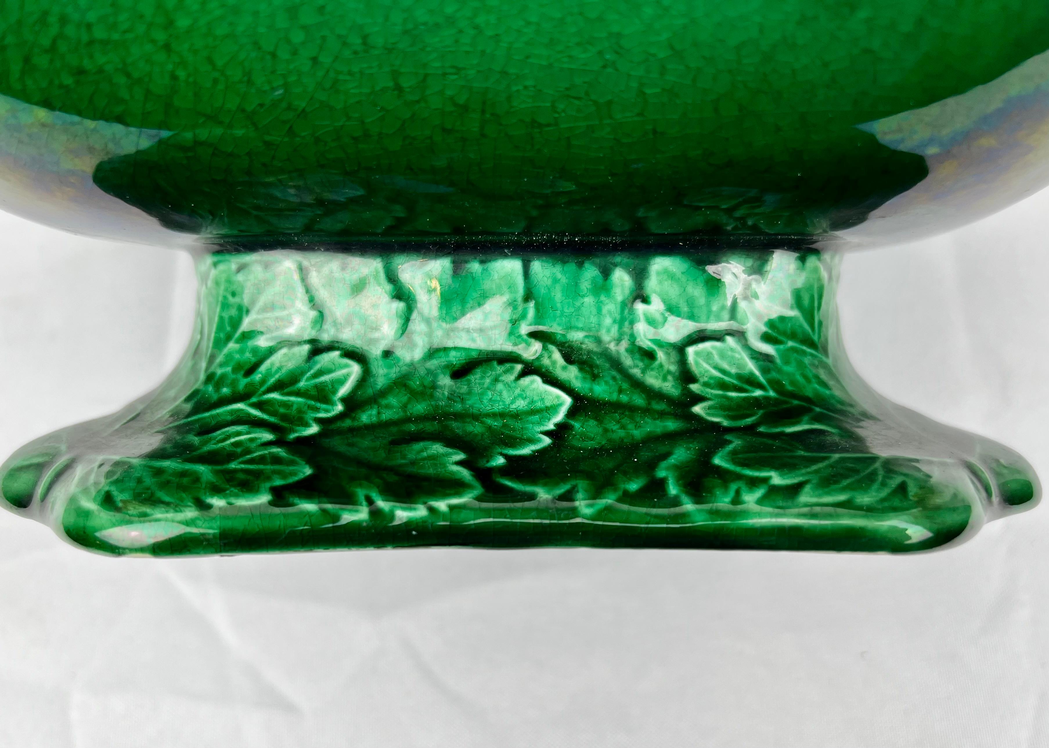 Anglais Wedgwood Majolica Ming Ming vert Motif de feuilles Plat de service à pied  en vente