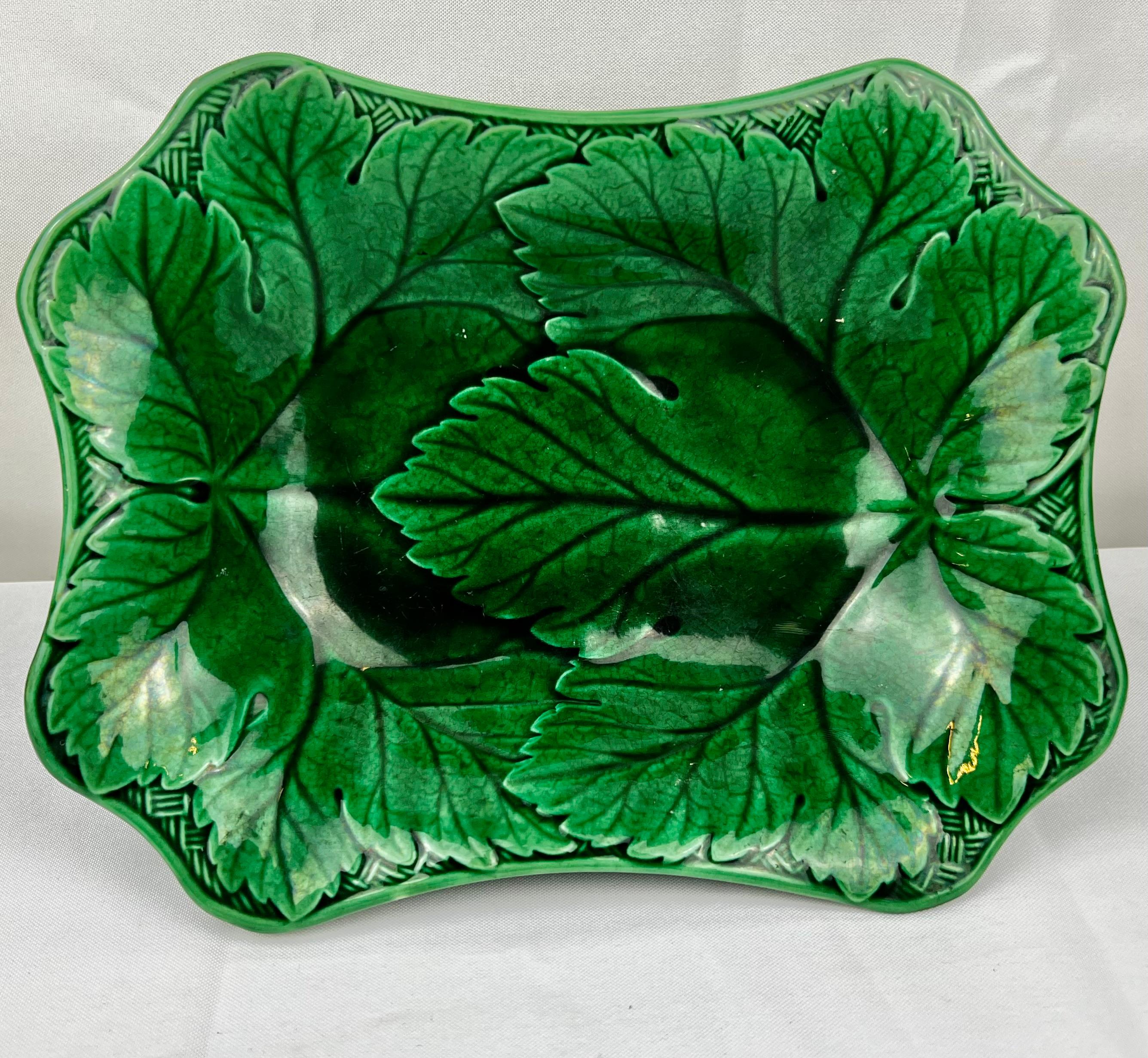 Majolique Wedgwood Majolica Ming Ming vert Motif de feuilles Plat de service à pied  en vente