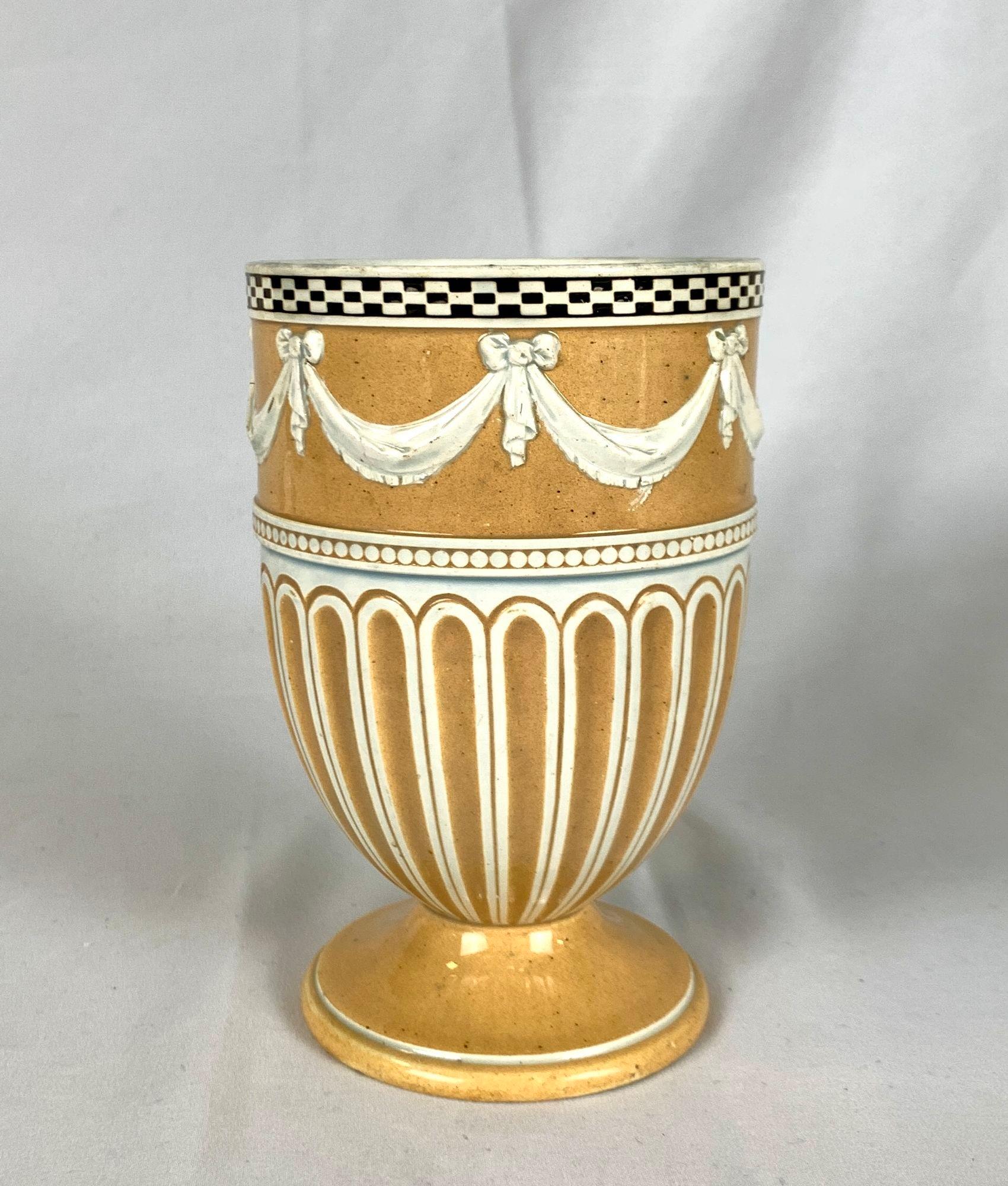 Anglais Vase Wedgwood Slip décoré en faïence fabriqué en Angleterre vers 1810 en vente