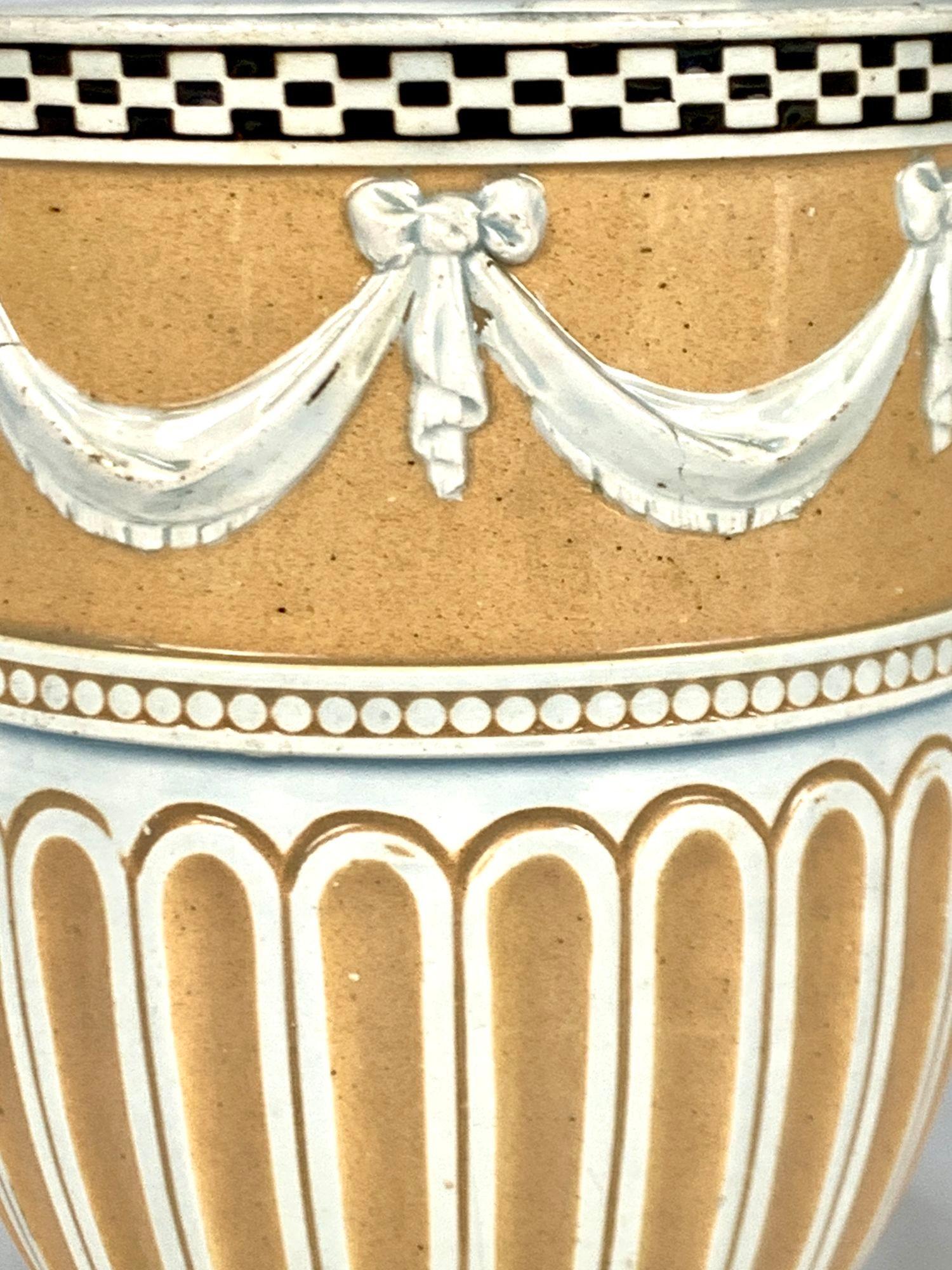 Vernissé Vase Wedgwood Slip décoré en faïence fabriqué en Angleterre vers 1810 en vente