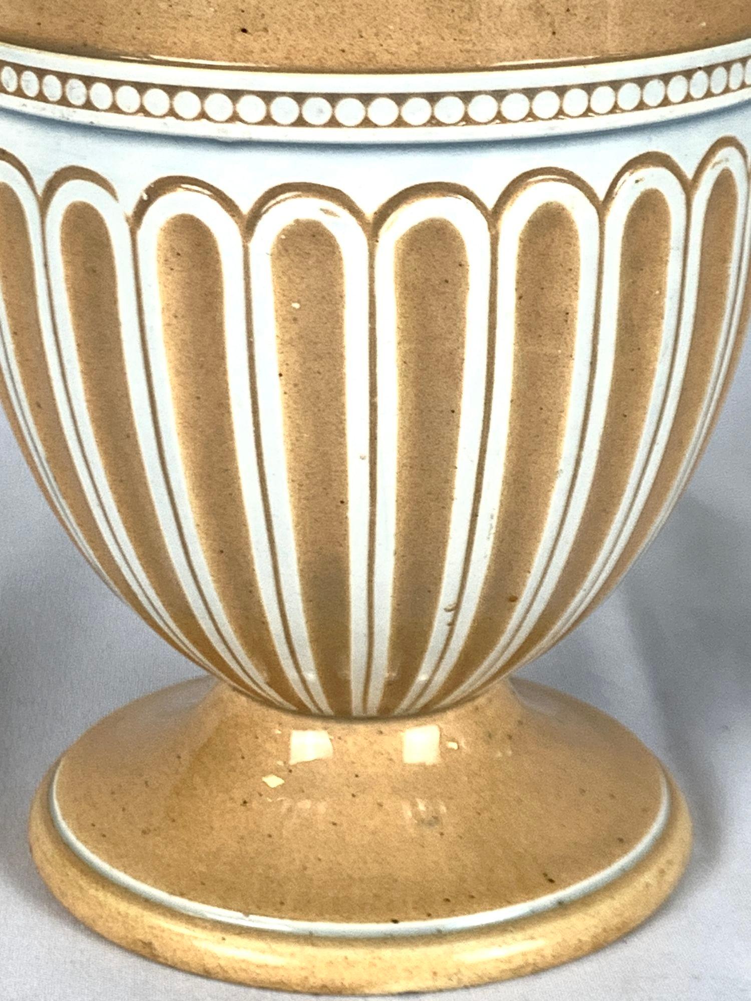 Wedgwood Slip Deko-Vase aus cremefarbenem Geschirr, hergestellt in England um 1810 im Zustand „Hervorragend“ im Angebot in Katonah, NY
