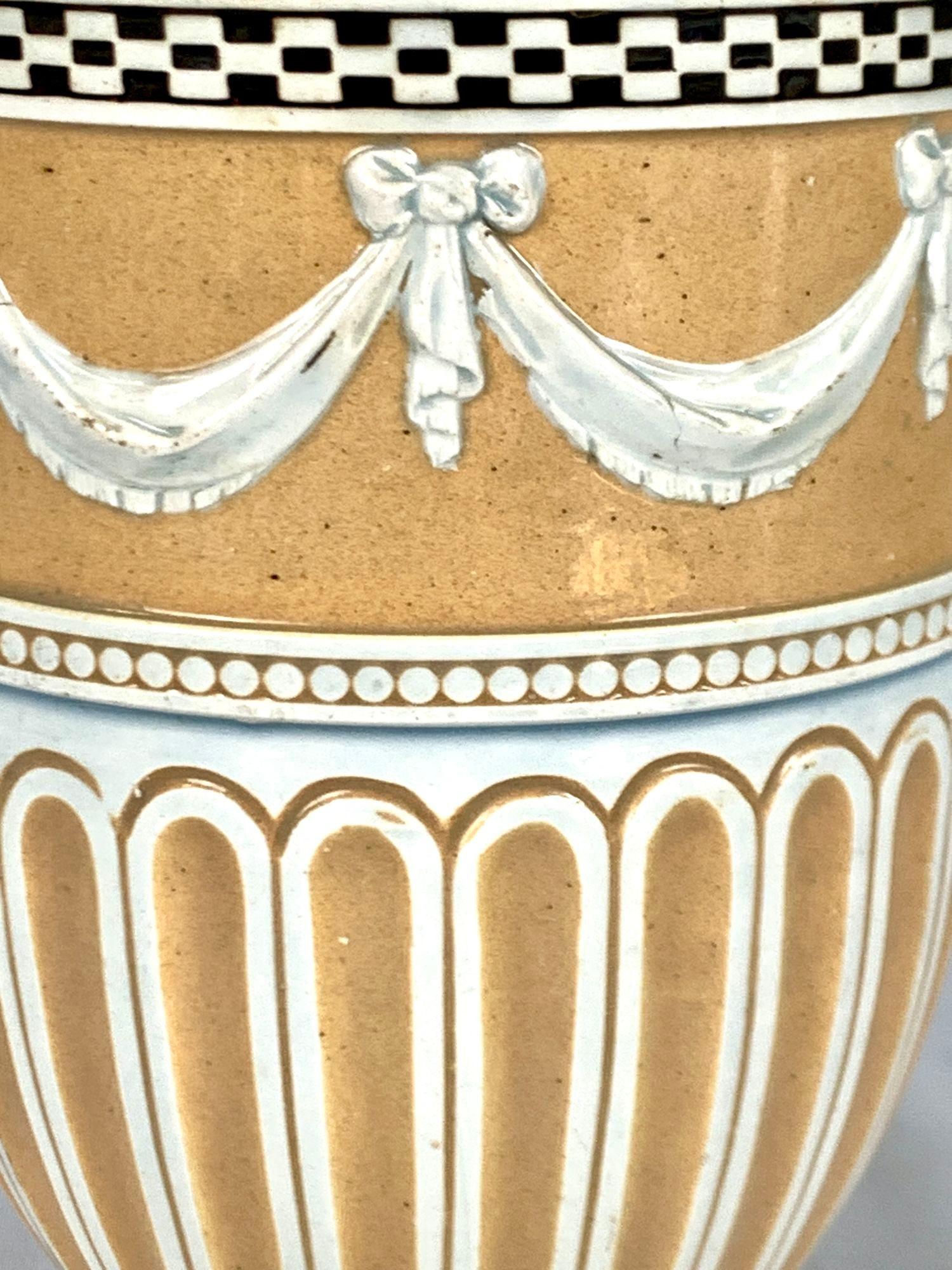 XIXe siècle Vase Wedgwood Slip décoré en faïence fabriqué en Angleterre vers 1810 en vente