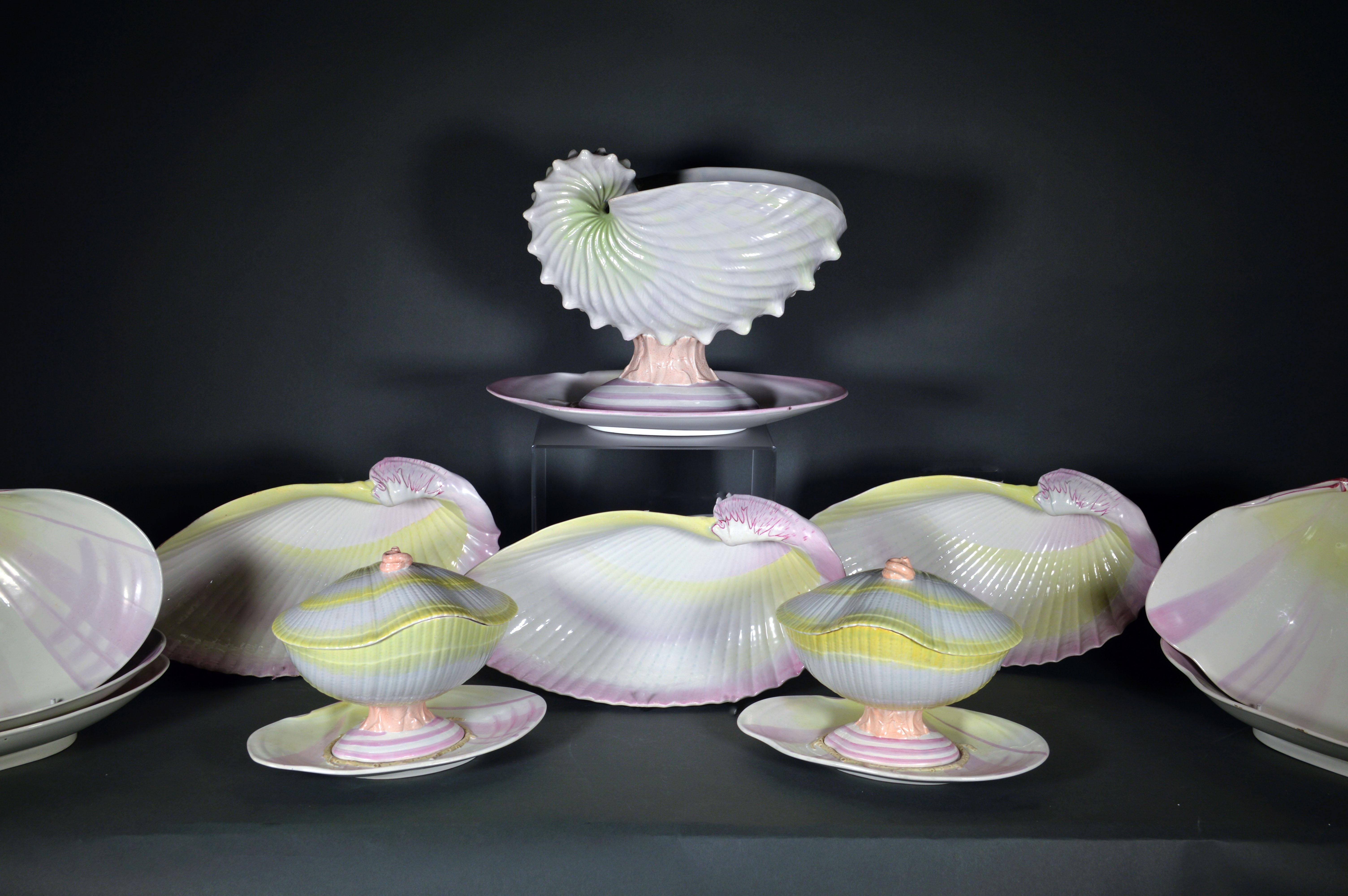 Service en nacre Nautilus jaune et rose de Wedgwood,
vers 1800-1810


Le service en poterie perlée de qualité supérieure de Wedgwood est connu sous le nom de 