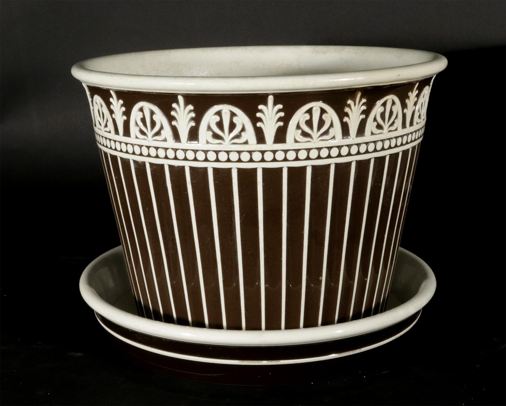 Wedgwood Neo-classical Large Cachepots and Stands, A Pair, Late 18th Century In Good Condition For Sale In Downingtown, PA