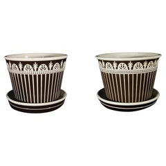 Pareja de grandes cacharros neoclásicos y soportes de Wedgwood, finales del siglo XVIII