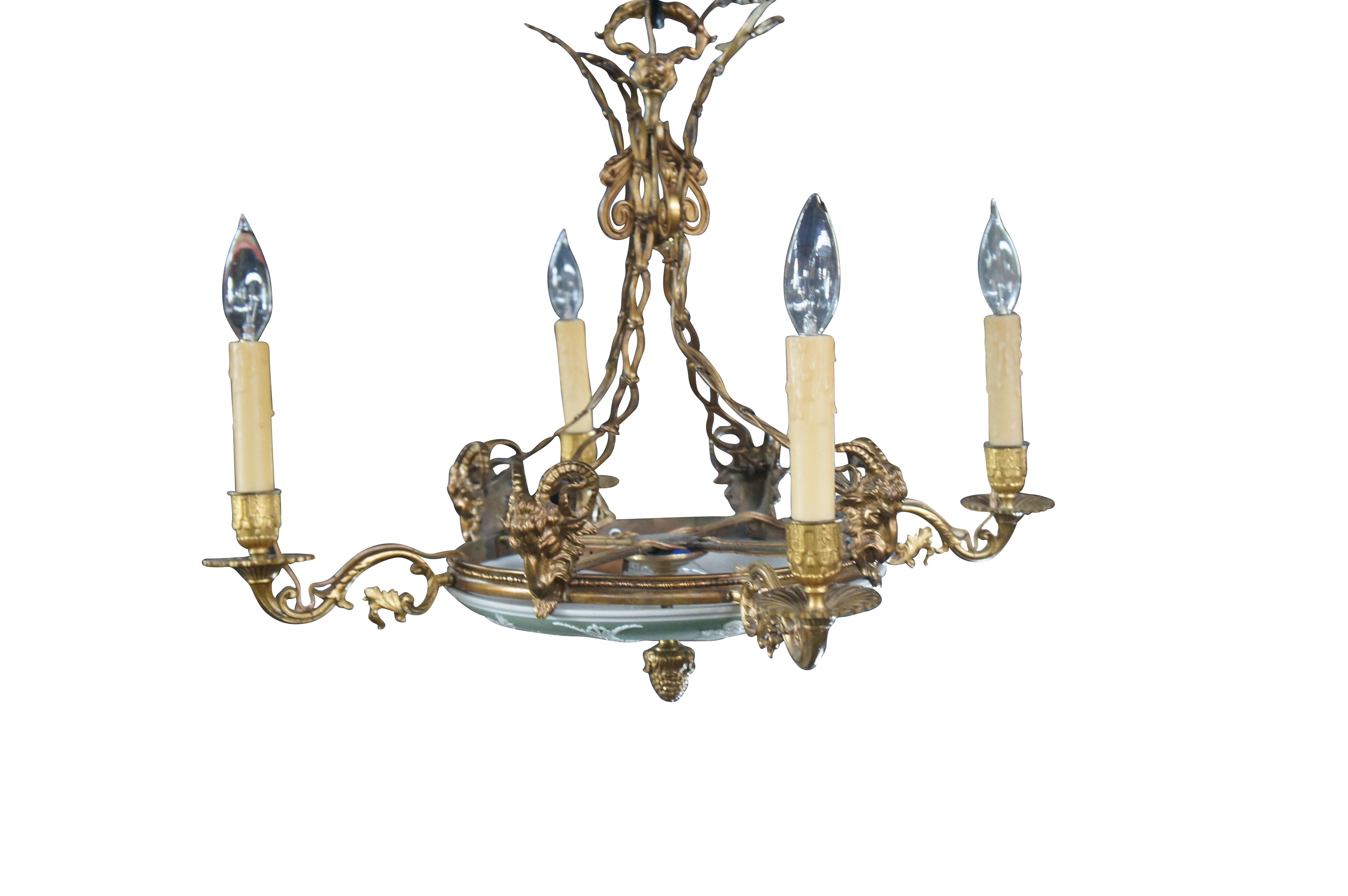 Raro candelabro / lámpara colgante vintage Wedgewood de estilo neoclásico / greco / imperio con marco de latón con cabezas de carnero que flanquean cuatro luces de candelabro en forma de S con acentos de acanto.  La pantalla verde de Jasperware