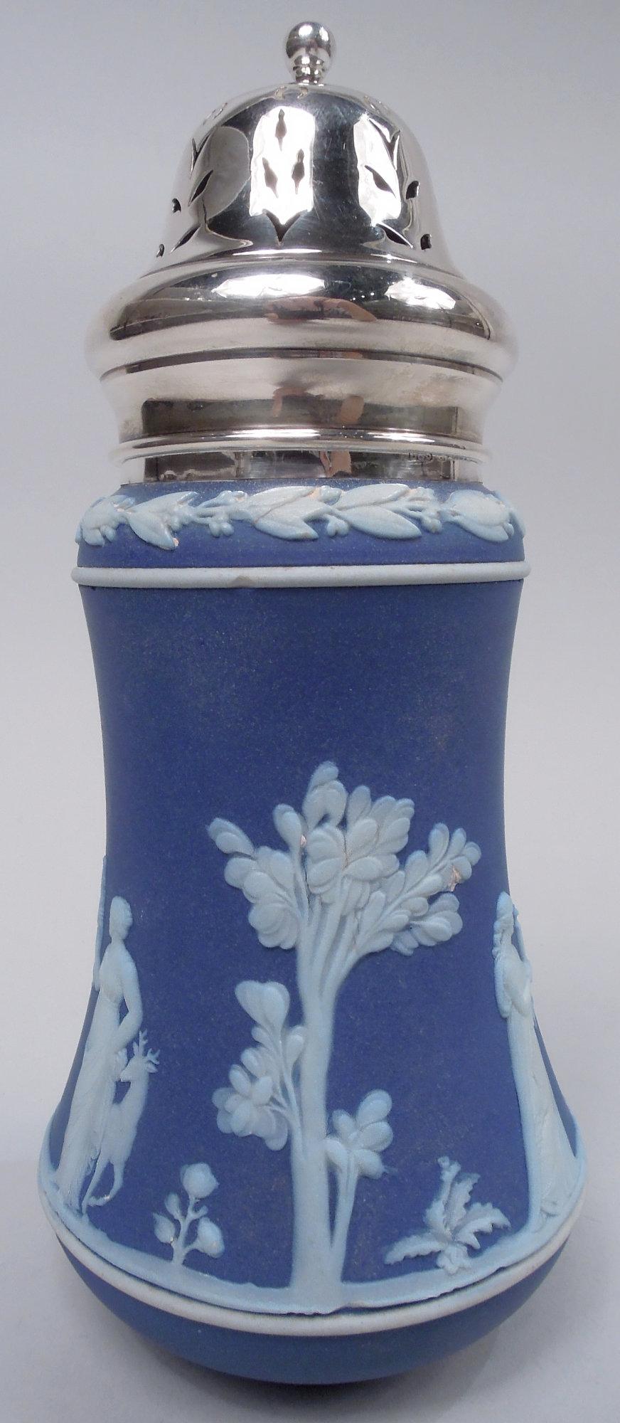 Zuccheriera neoclassica inglese in diaspro e argento, 1922. Corpo a balaustro in diaspro con fregio bianco a basso rilievo su fondo blu: Artemis con arco saluta Afrodite che tiene in mano una colomba appollaiata. Un convegno di dee ambientato tra