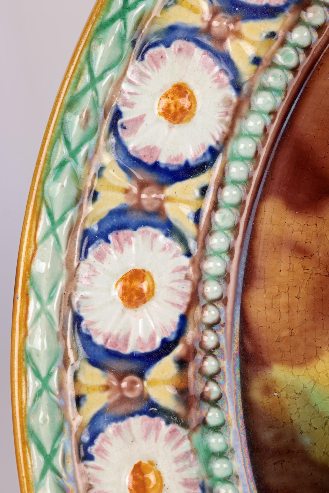 Wedgwood Paar Blumen umrandet Majolika Keramik Teller im Angebot 9