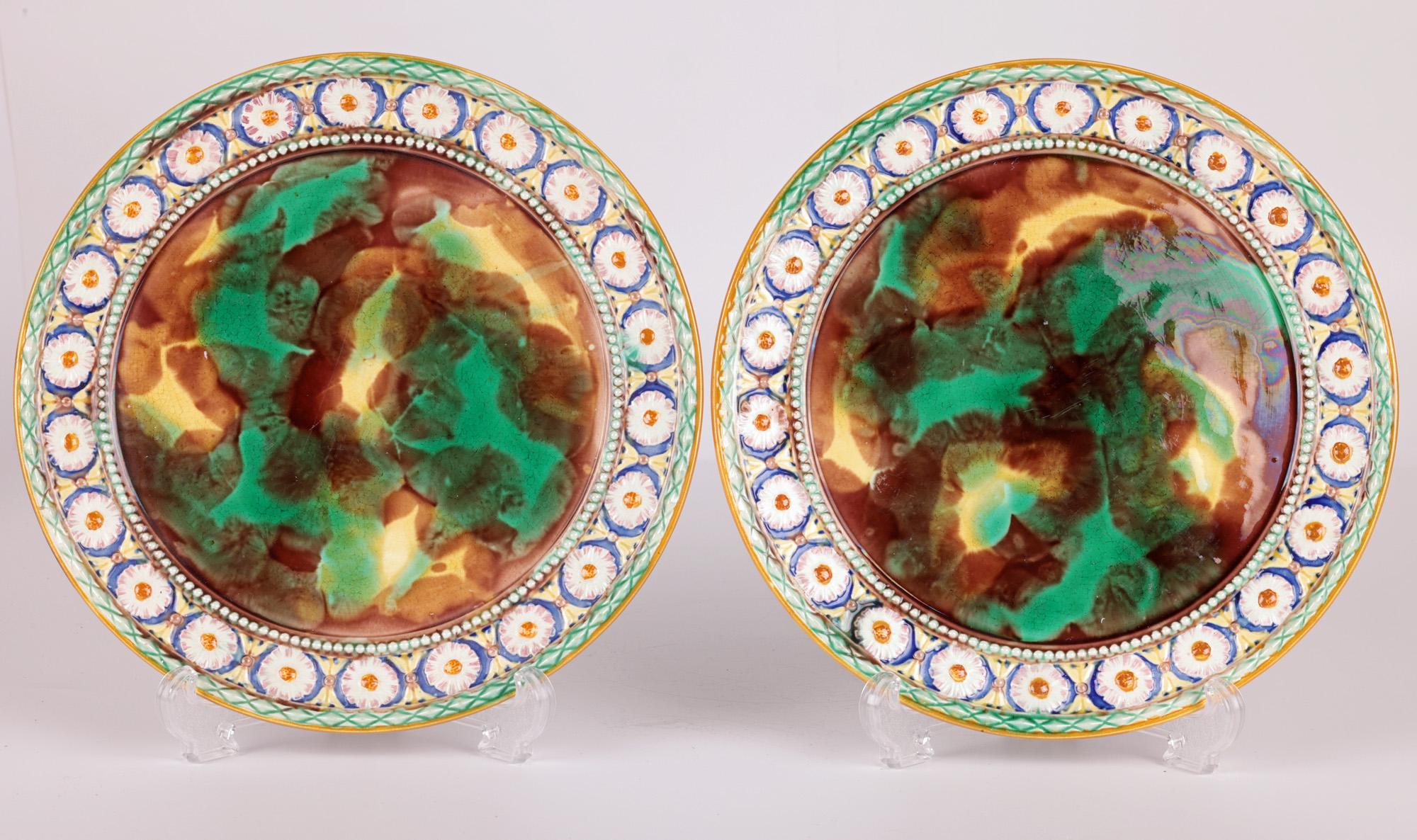 Wedgwood Paar Blumen umrandet Majolika Keramik Teller (Glasiert) im Angebot