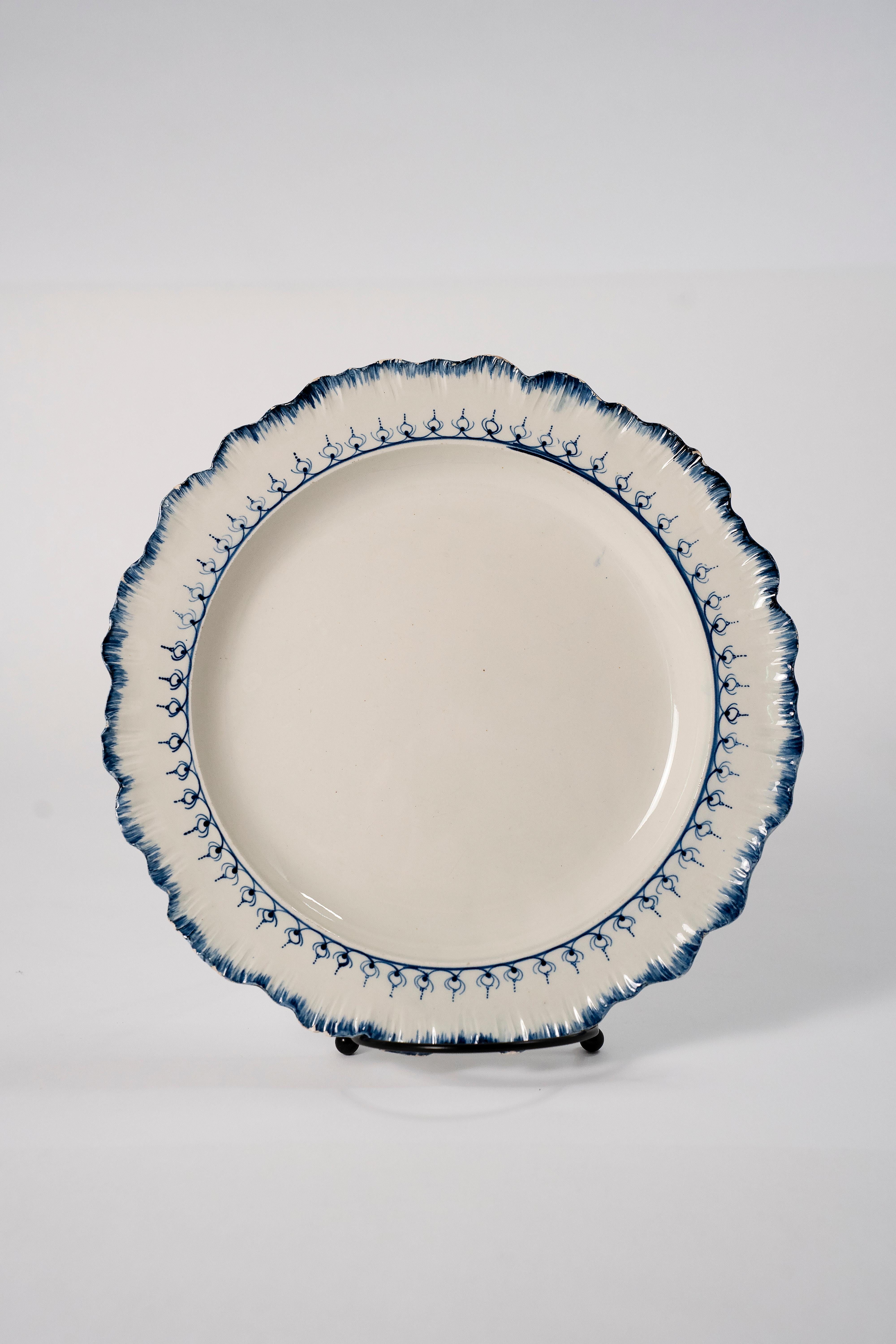 Maravilloso juego de 10 platos Wedgwood Pearlware con borde de pluma, Circa 1780.  ¡Juego de 10!  Platos antiguos con el borde emplumado en azul. El motivo mared es muy coleccionable y está pintado en azul perla bajo vidriado.  Estas placas son muy