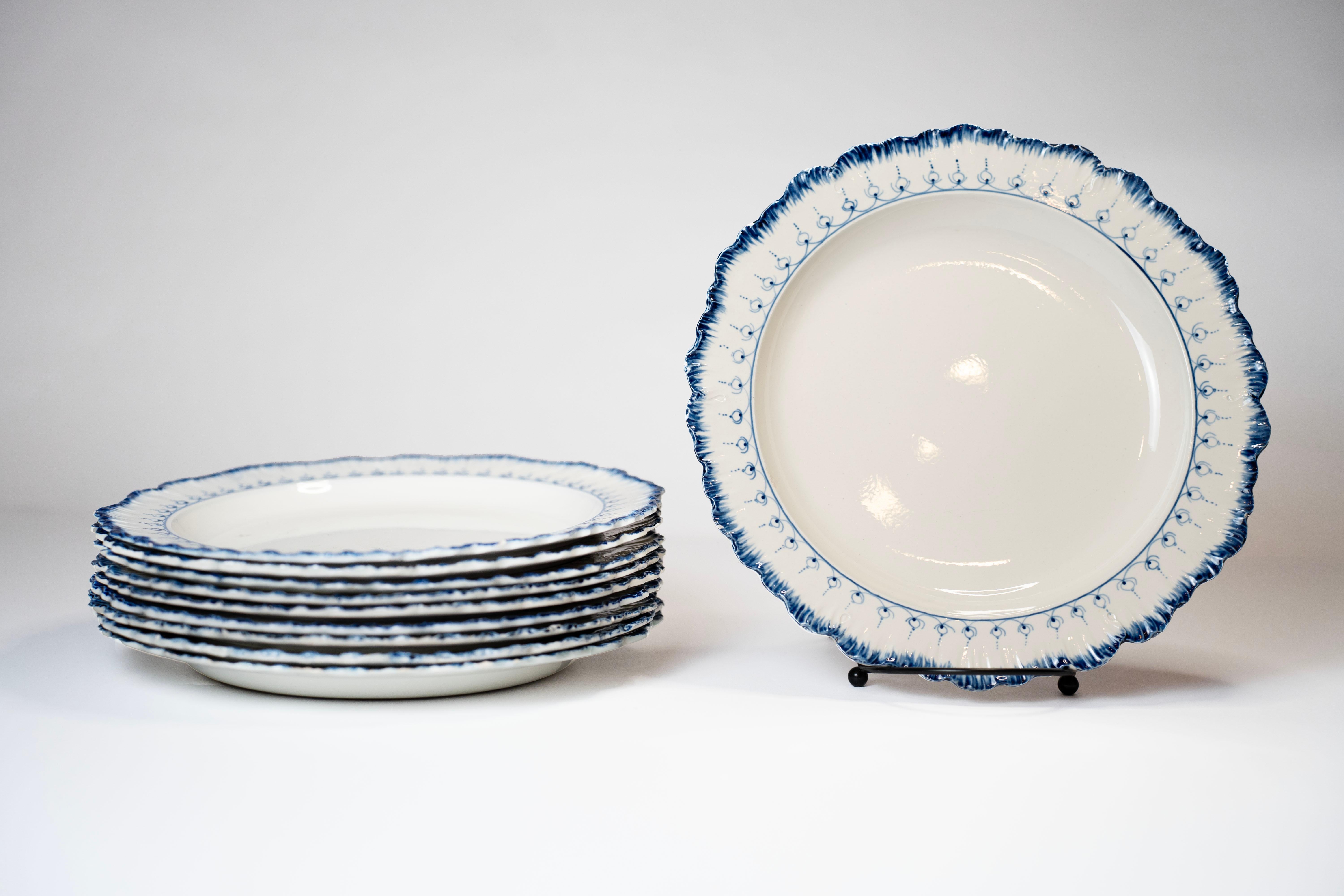 WEDGWOOD PEARLWARE BLUE AND WHITE FEATHER EDGE PLATES (10) .Circa 1785, Inglaterra en Bueno estado para la venta en Scottsdale, AZ