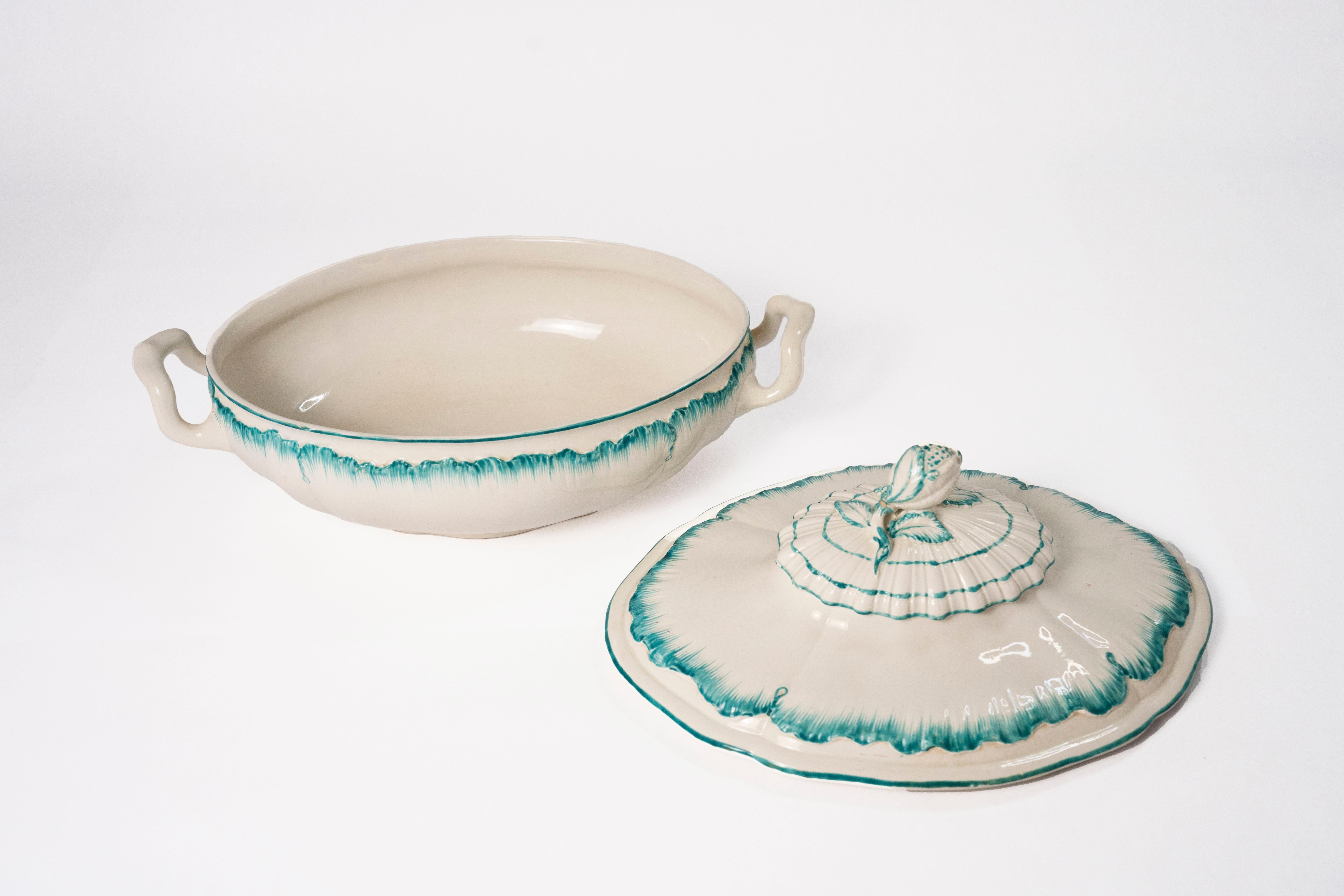 Sopera Wedgwood Pearlware/Creamware pintada de verde y blanco con tapa.  Principios del siglo XIX, Inglaterra. Bordes de plumas, dibujo Mared.  Es muy raro encontrar un borde de pluma verde con un final extraordinario.  Marca Wedgwood impresa en la