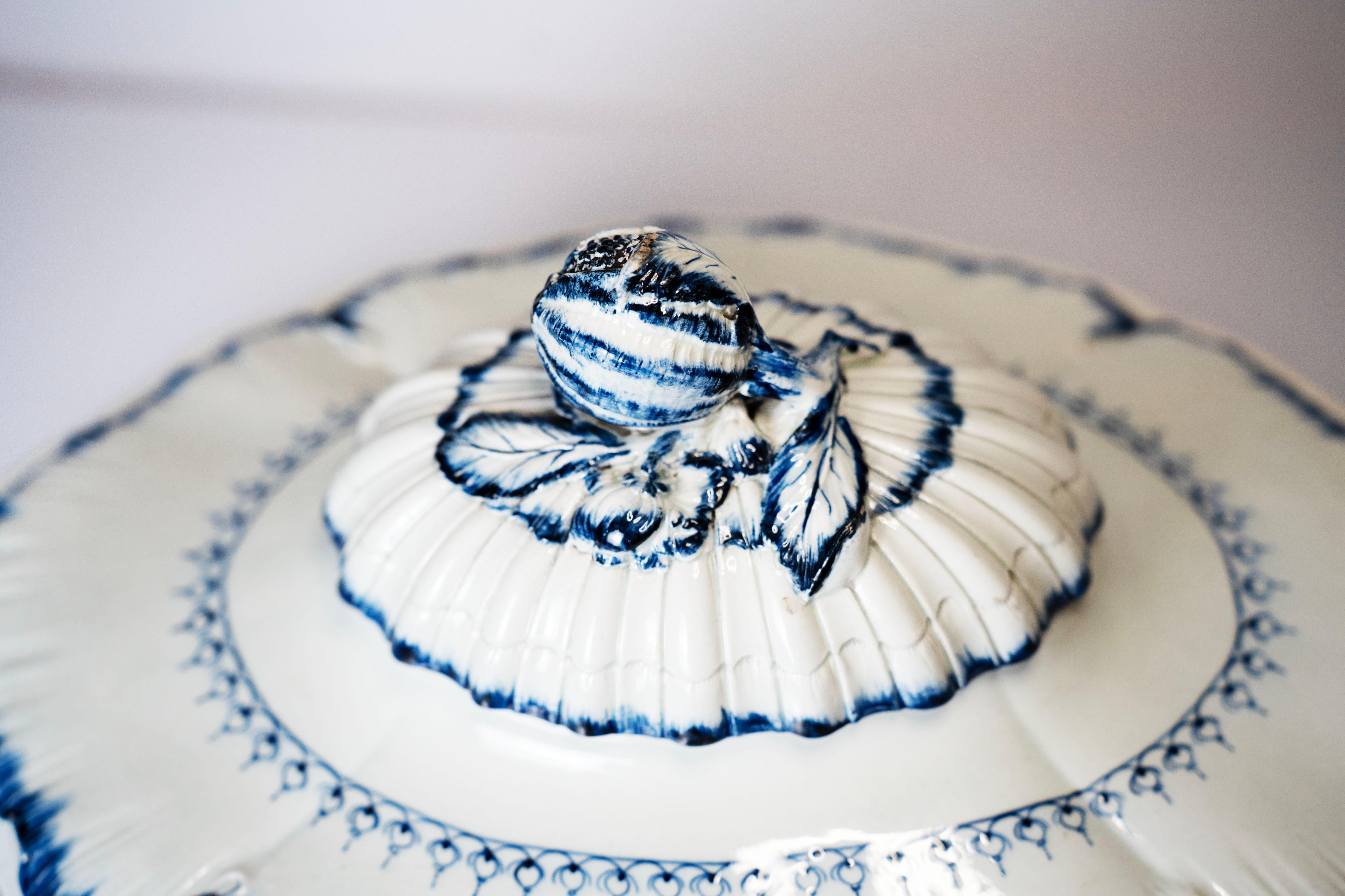 A Wedgwood Pearlware Lg. Sopera Azul y Blanca.  Siglo XVIII.  Esta preciosa Sopera está en perfecto estado y forma parte de la Mared Pearlware original que Wedgwood fabricó hacia 1780.  Tiene un borde de plumas azules y un delicado dibujo de