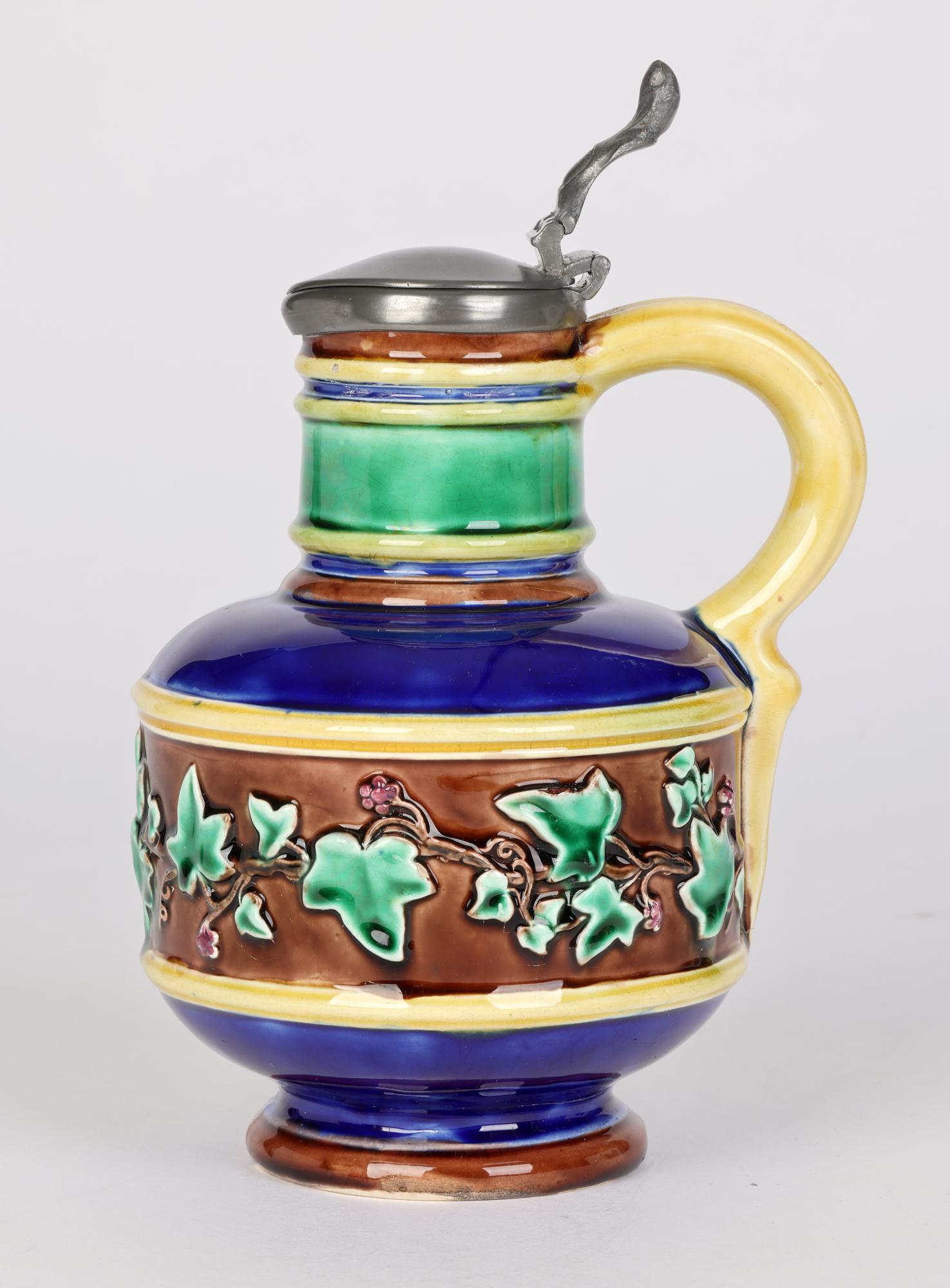 Brocca in maiolica montata in peltro Wedgwood con motivi di viti fruttate in vendita 2