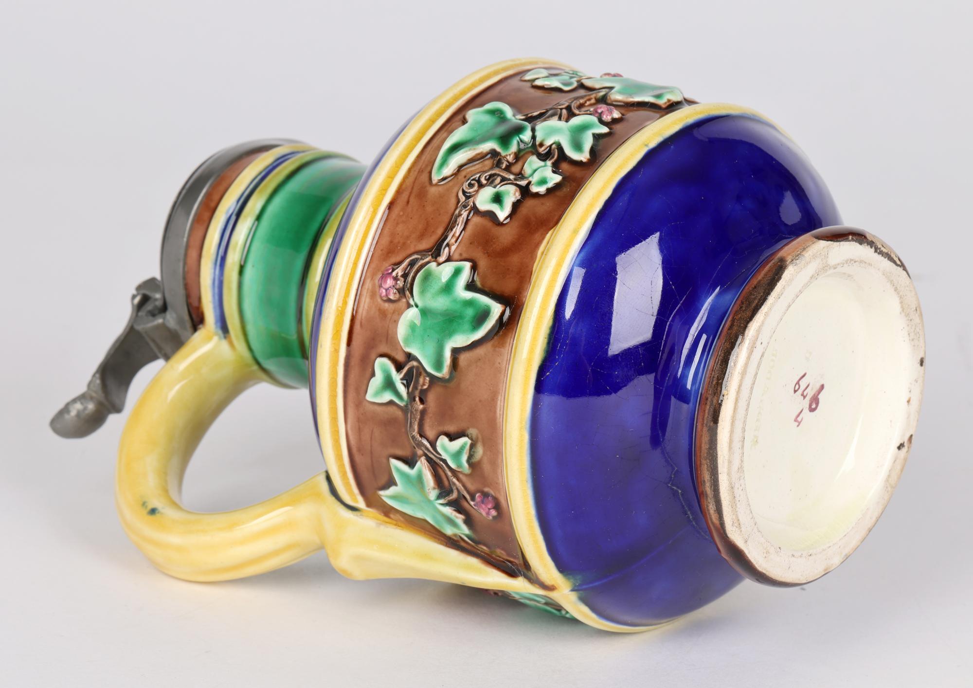 Brocca in maiolica montata in peltro Wedgwood con motivi di viti fruttate in vendita 3