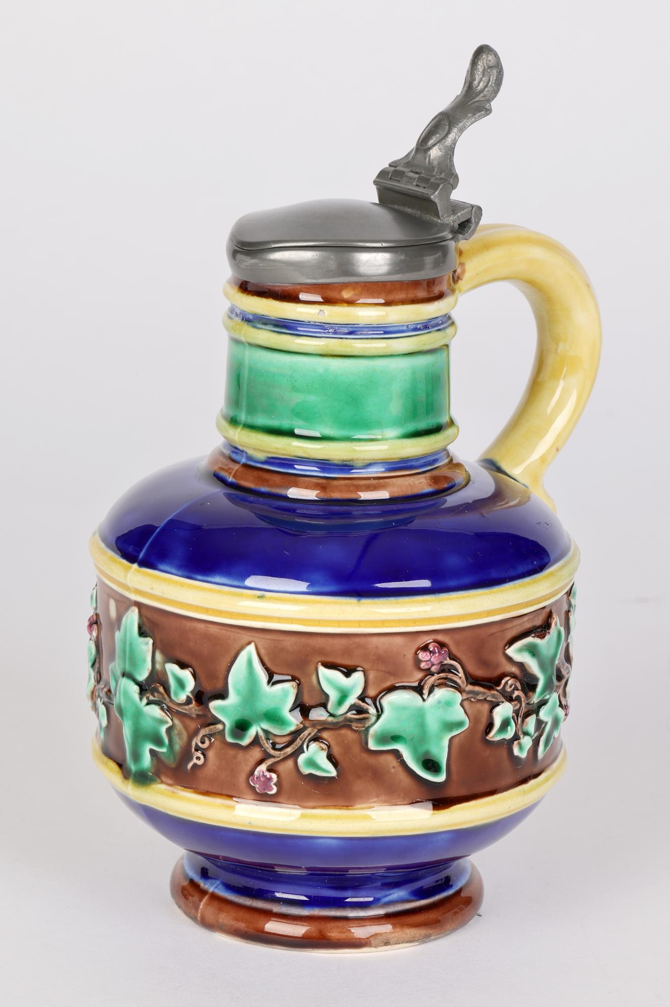 Brocca in maiolica montata in peltro Wedgwood con motivi di viti fruttate in vendita 5