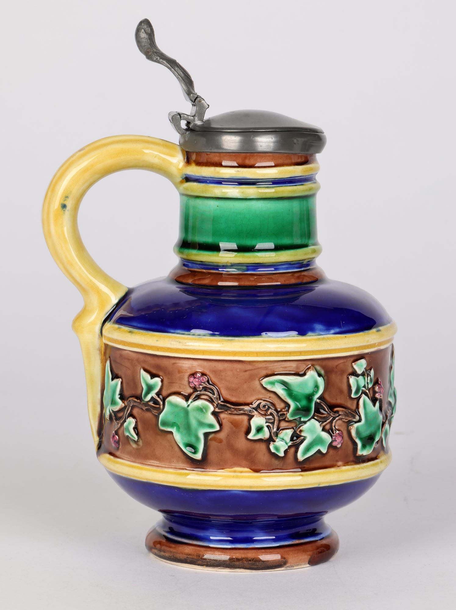 Brocca in maiolica montata in peltro Wedgwood con motivi di viti fruttate in vendita 8