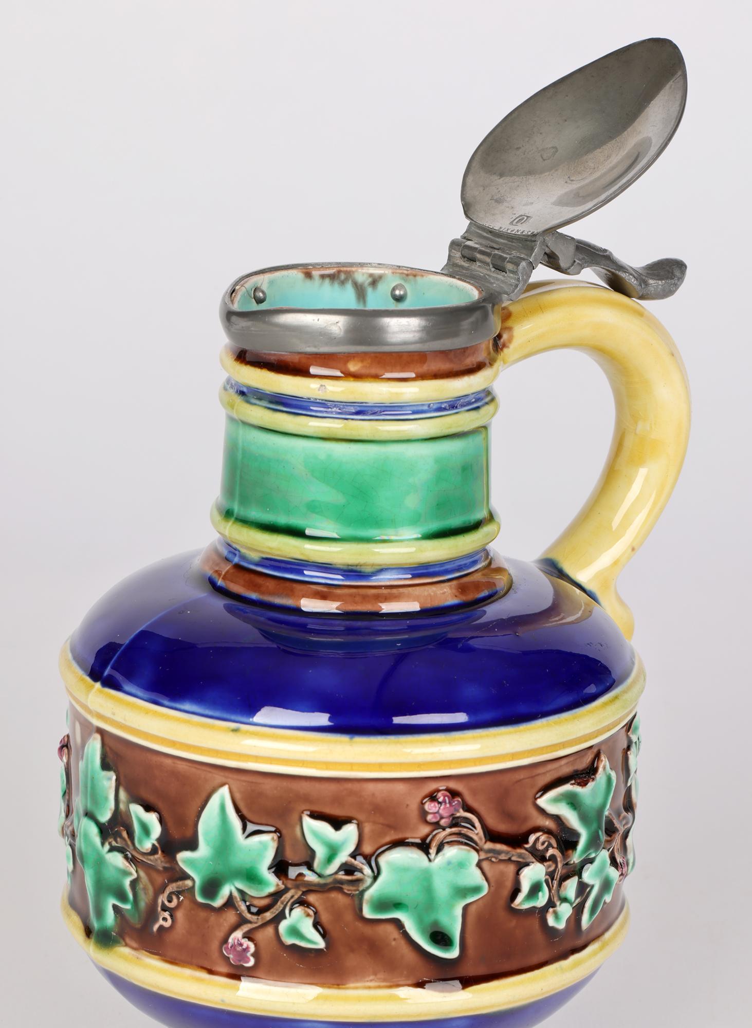 Brocca in maiolica montata in peltro Wedgwood con motivi di viti fruttate In condizioni buone in vendita a Bishop's Stortford, Hertfordshire