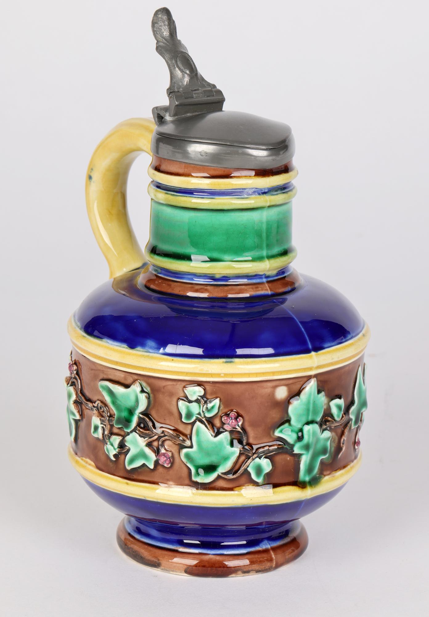 Terracotta Brocca in maiolica montata in peltro Wedgwood con motivi di viti fruttate in vendita