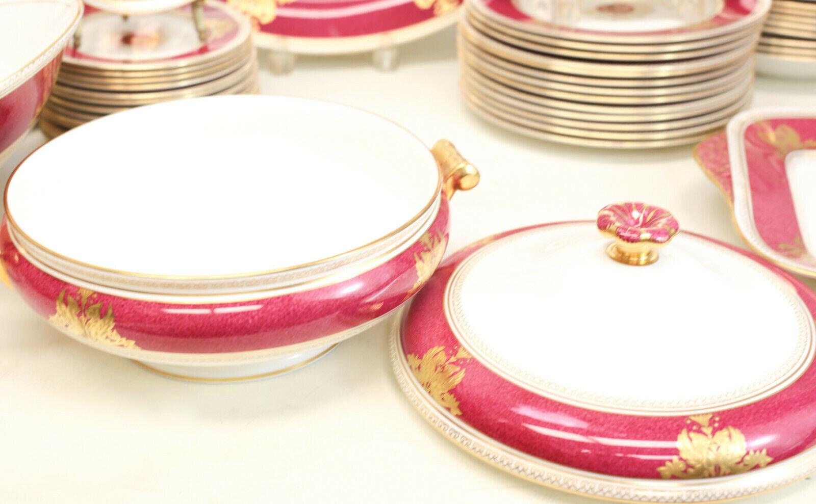 Wedgwood Porcelain Dinner Service for 12 in Columbia Powder Red In Good Condition For Sale In Pasadena, CA