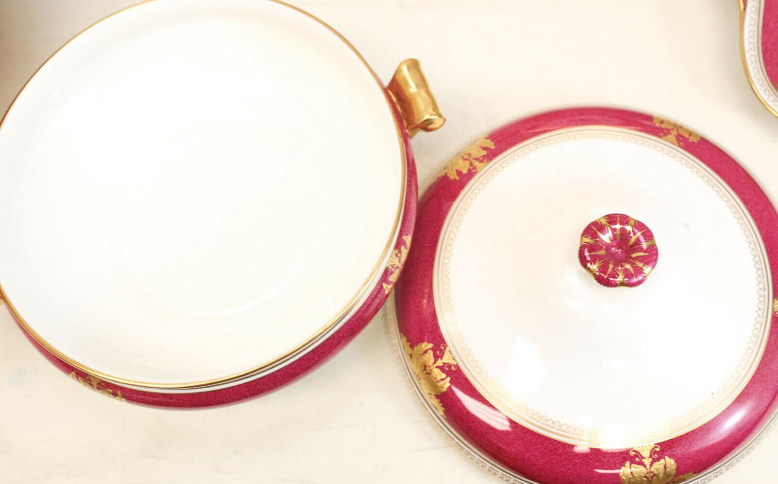 Early 20th Century Wedgwood Porcelain Dinner Service for 12 in Columbia Powder Red For Sale