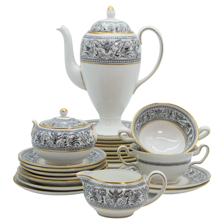 Wedgwood Porcelain Tableware Dinner Service For 12 People For Sale at