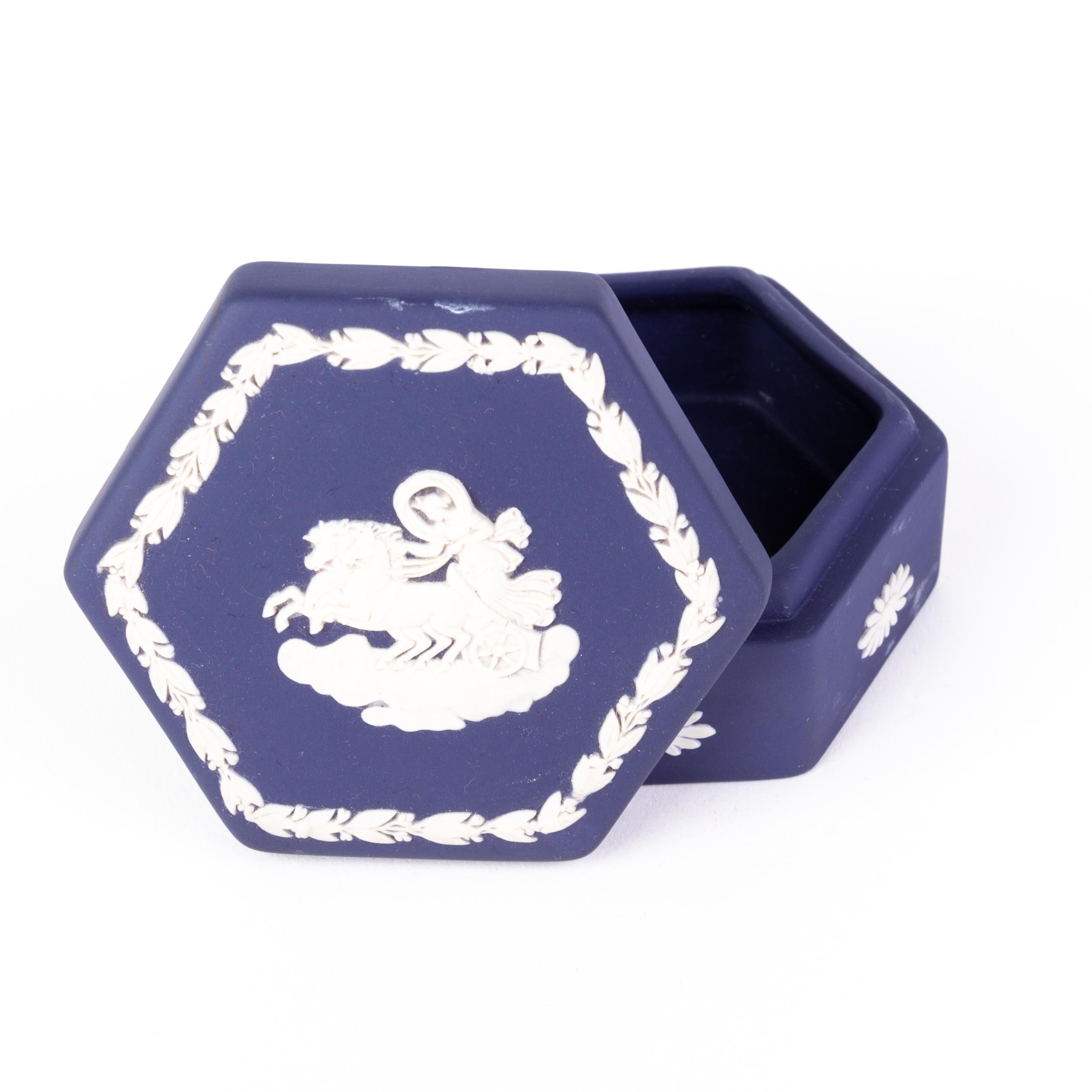 Wedgwood Portland Blue Jasperware Neoclassical Lidded Trinket Box  In Good Condition For Sale In Nottingham, GB