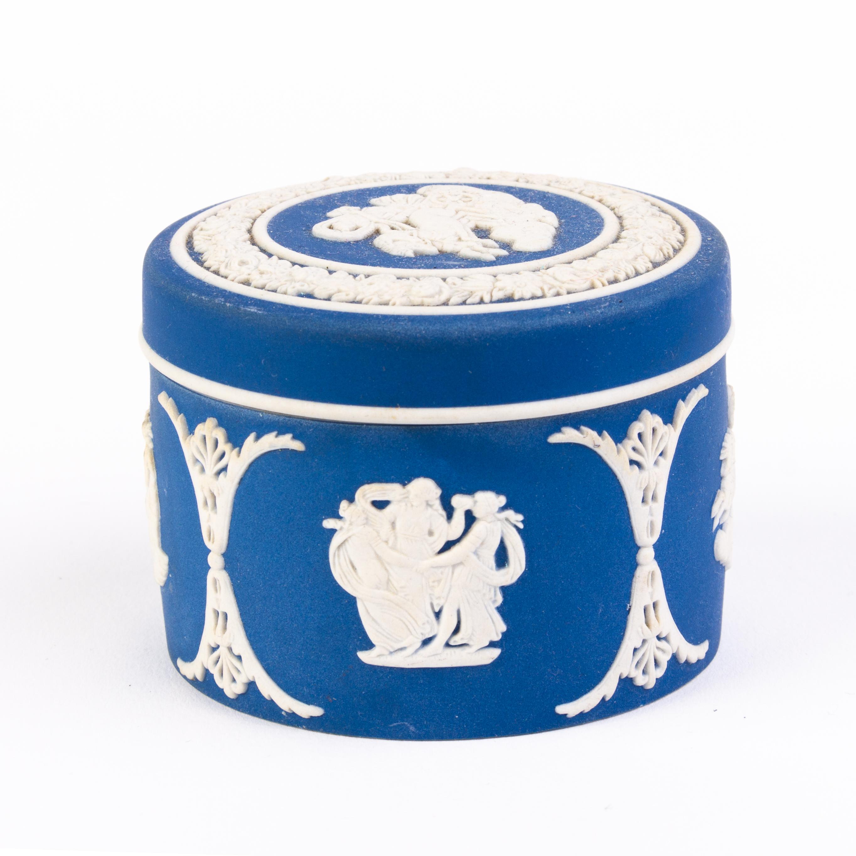 Wedgwood Portland Blue Jasperware Neoclassical Trinket Box In Good Condition For Sale In Nottingham, GB