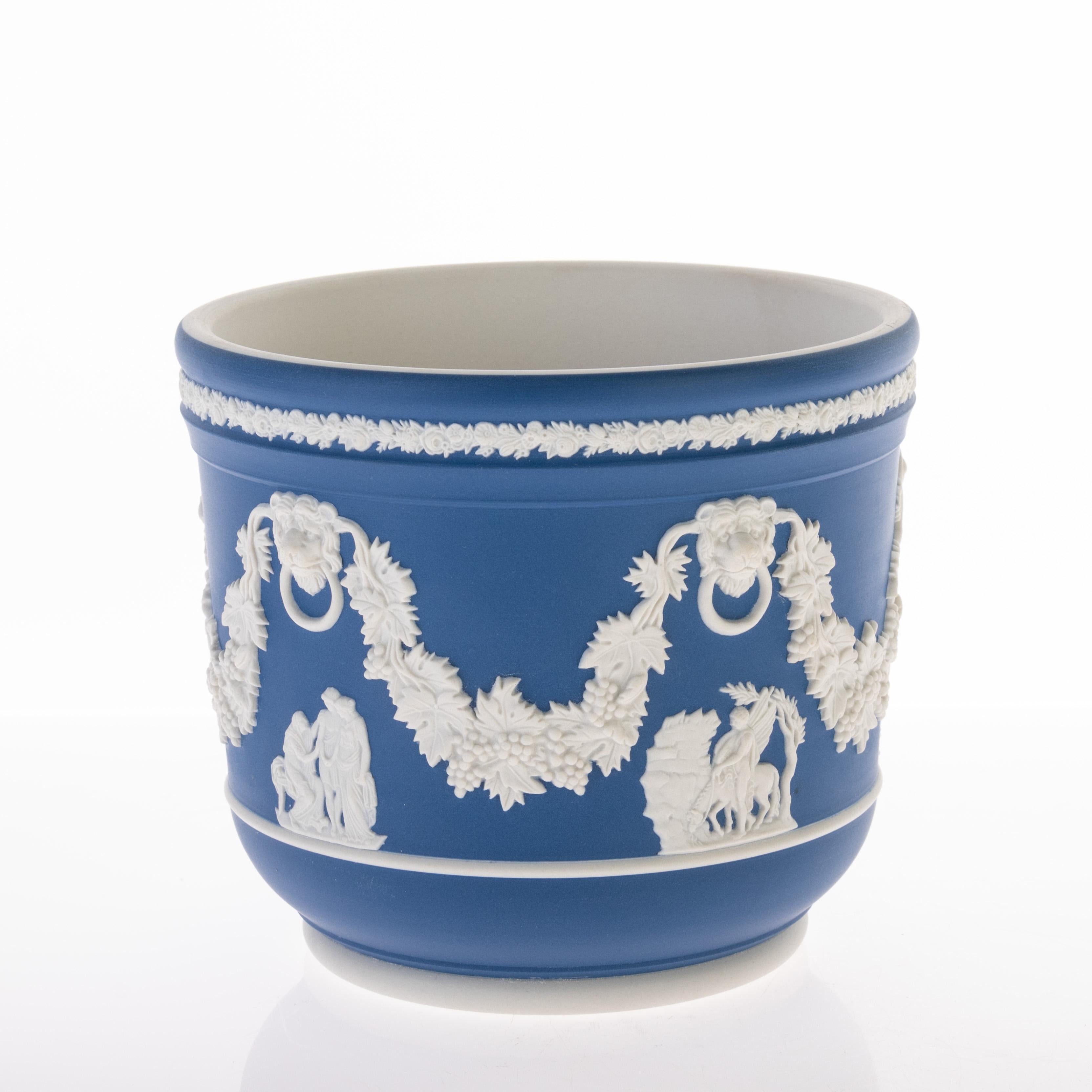 Wedgwood Portland Blue Neoclassical Jasper Jardiniere Cameo Planter Vase In Good Condition In Nottingham, GB