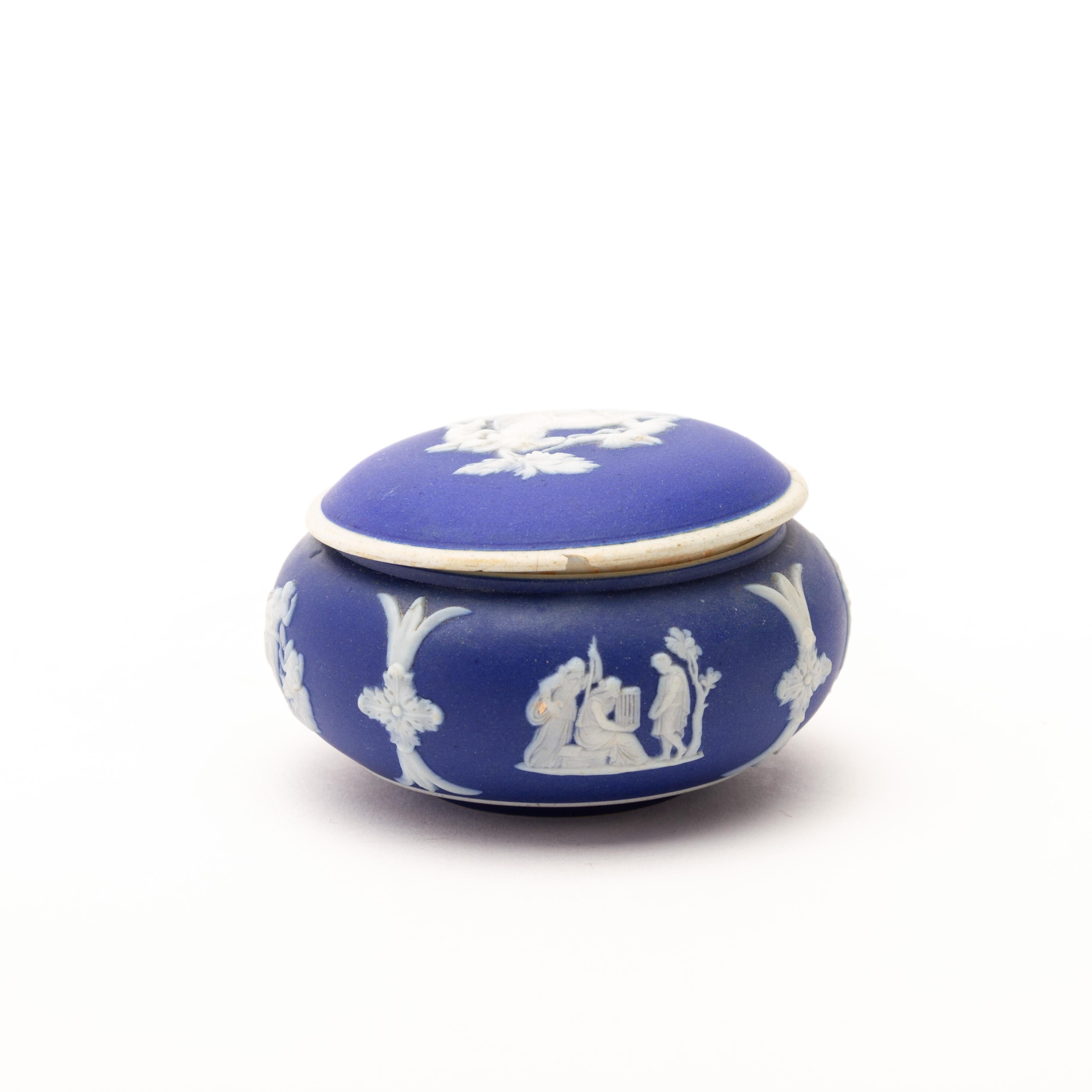 Wedgwood Portland Blue Neoclassical Lidded Cameo Trinket Box  In Good Condition For Sale In Nottingham, GB