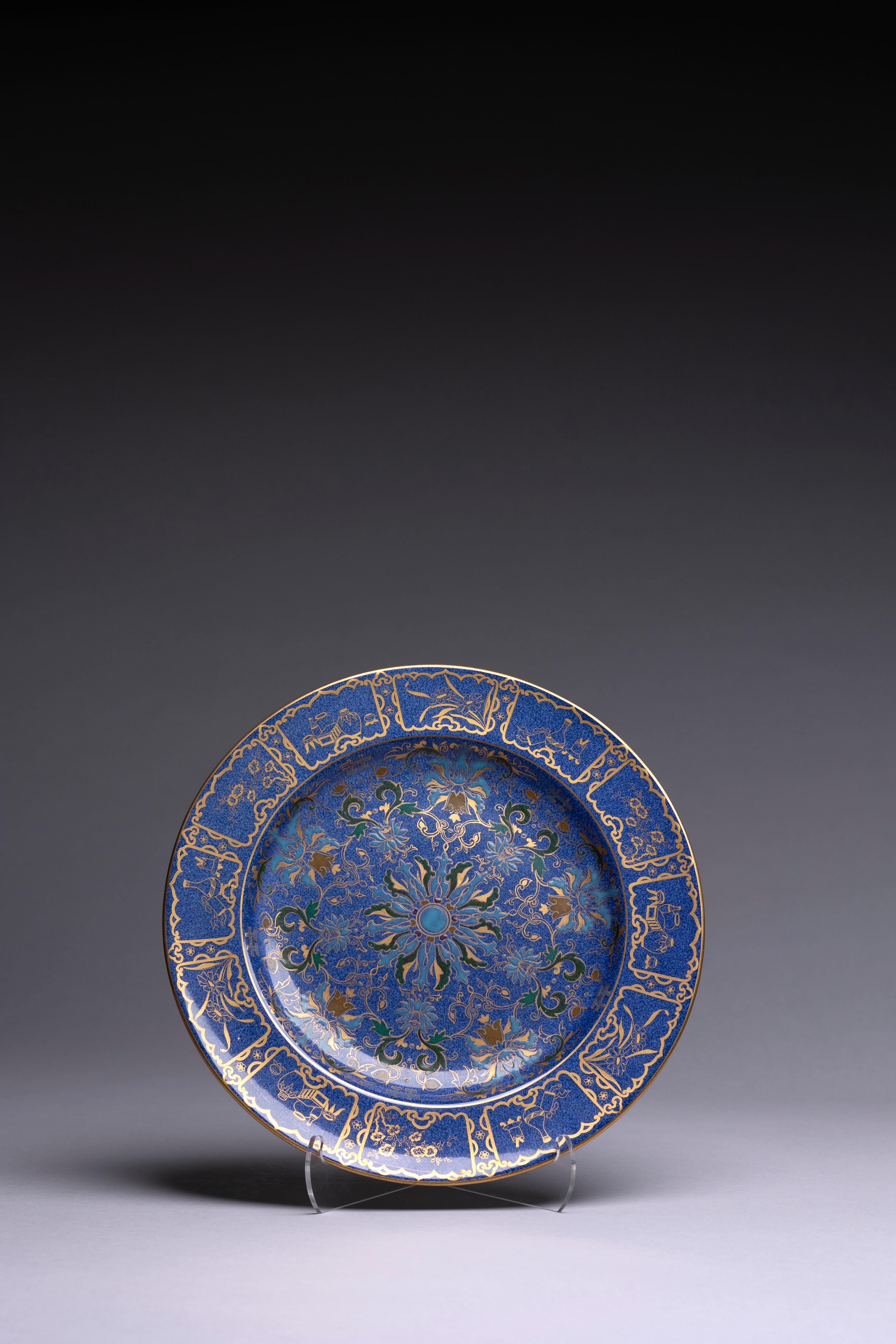 Wedgwood Pulverblauer Kabinettsteller von Mabel Tatton (Art nouveau) im Angebot