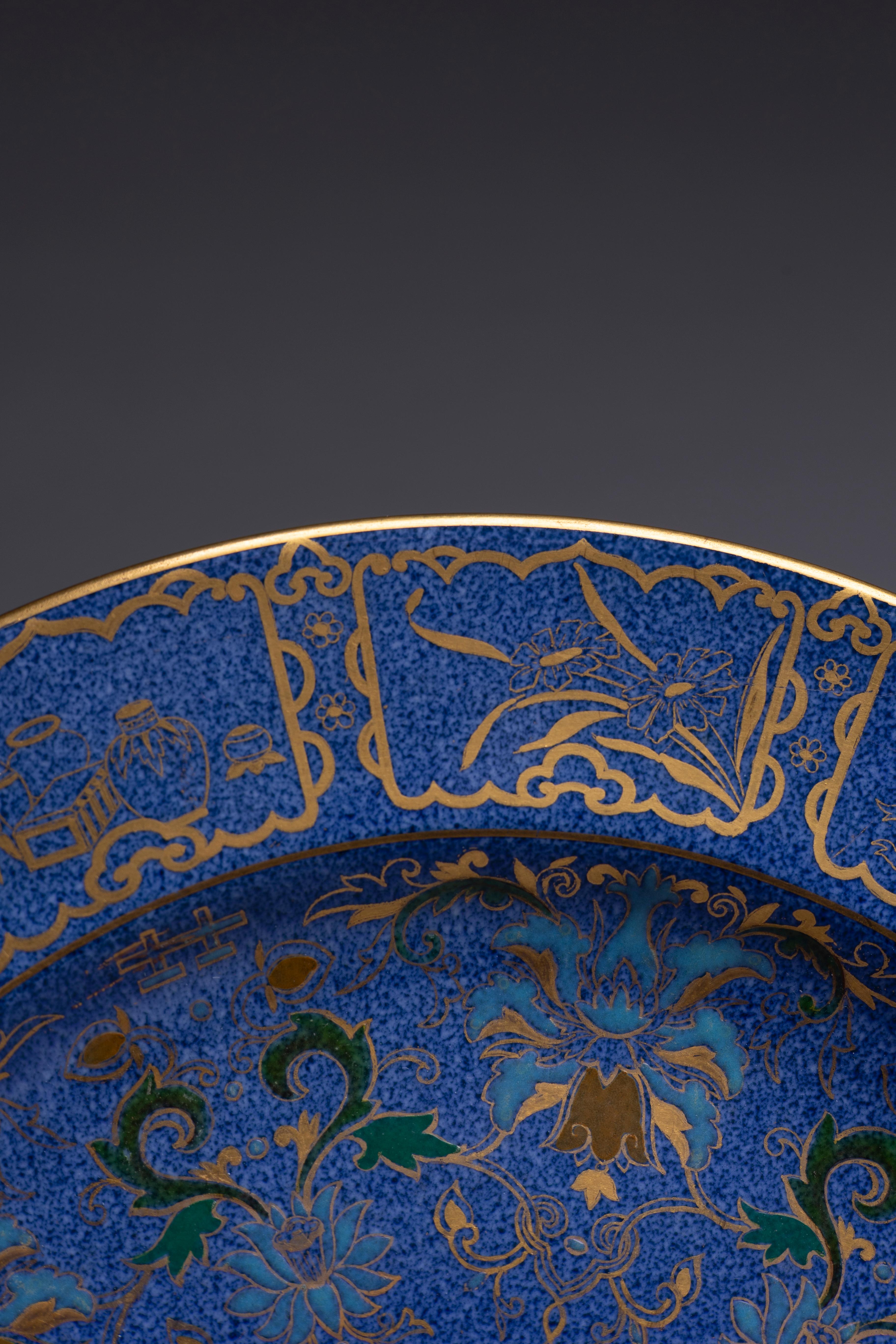 Wedgwood Pulverblauer Kabinettsteller von Mabel Tatton im Zustand „Hervorragend“ im Angebot in Fort Lauderdale, FL