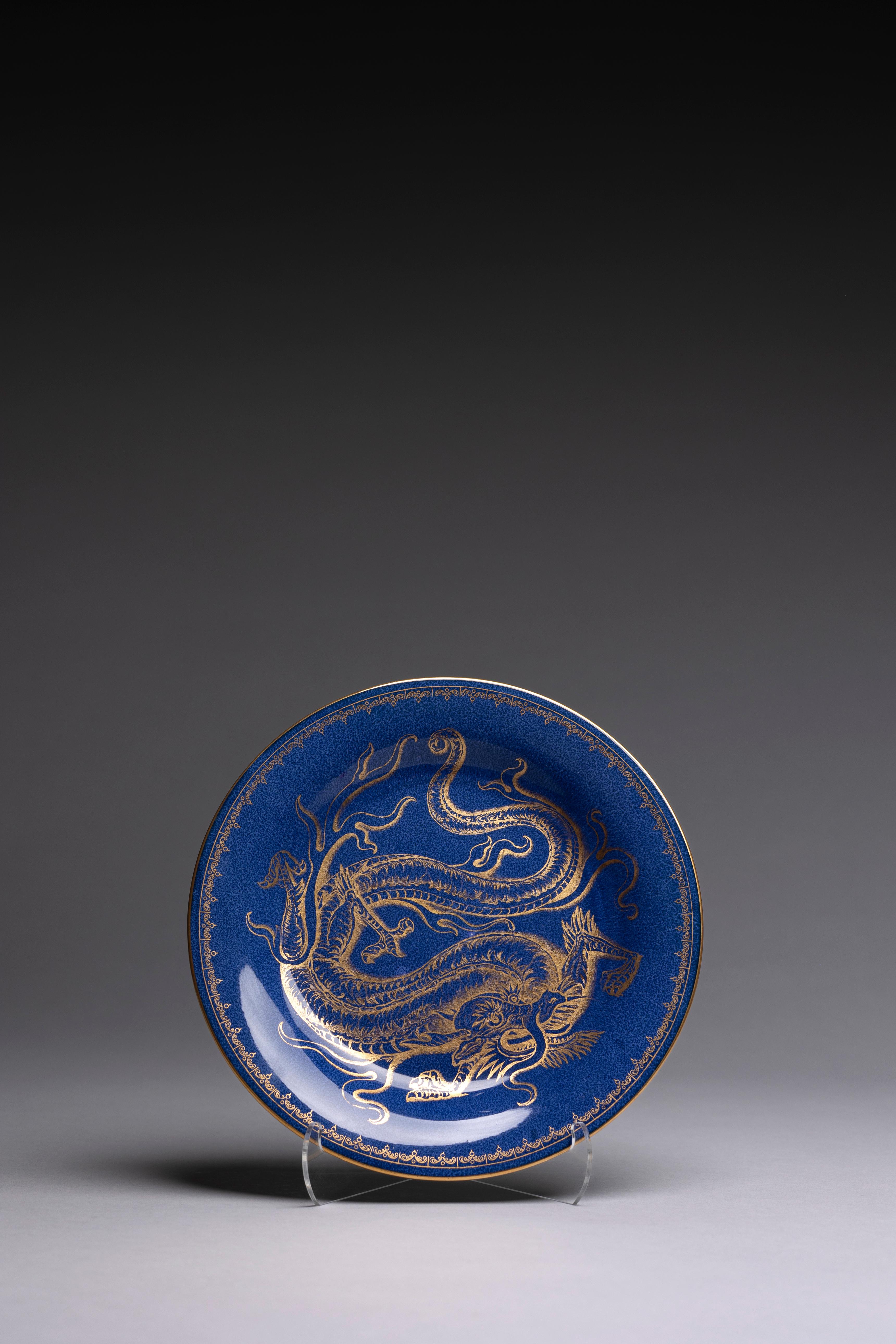 Assiette de cabinet bleu poudre fabriquée par Wedgwood dans les années 1910, avec un motif doré élaboré représentant un dragon enroulé.

L'usine Wedgwood a mis au point sa porcelaine d'os bleu poudre en 1912, en prenant pour modèle des porcelaines