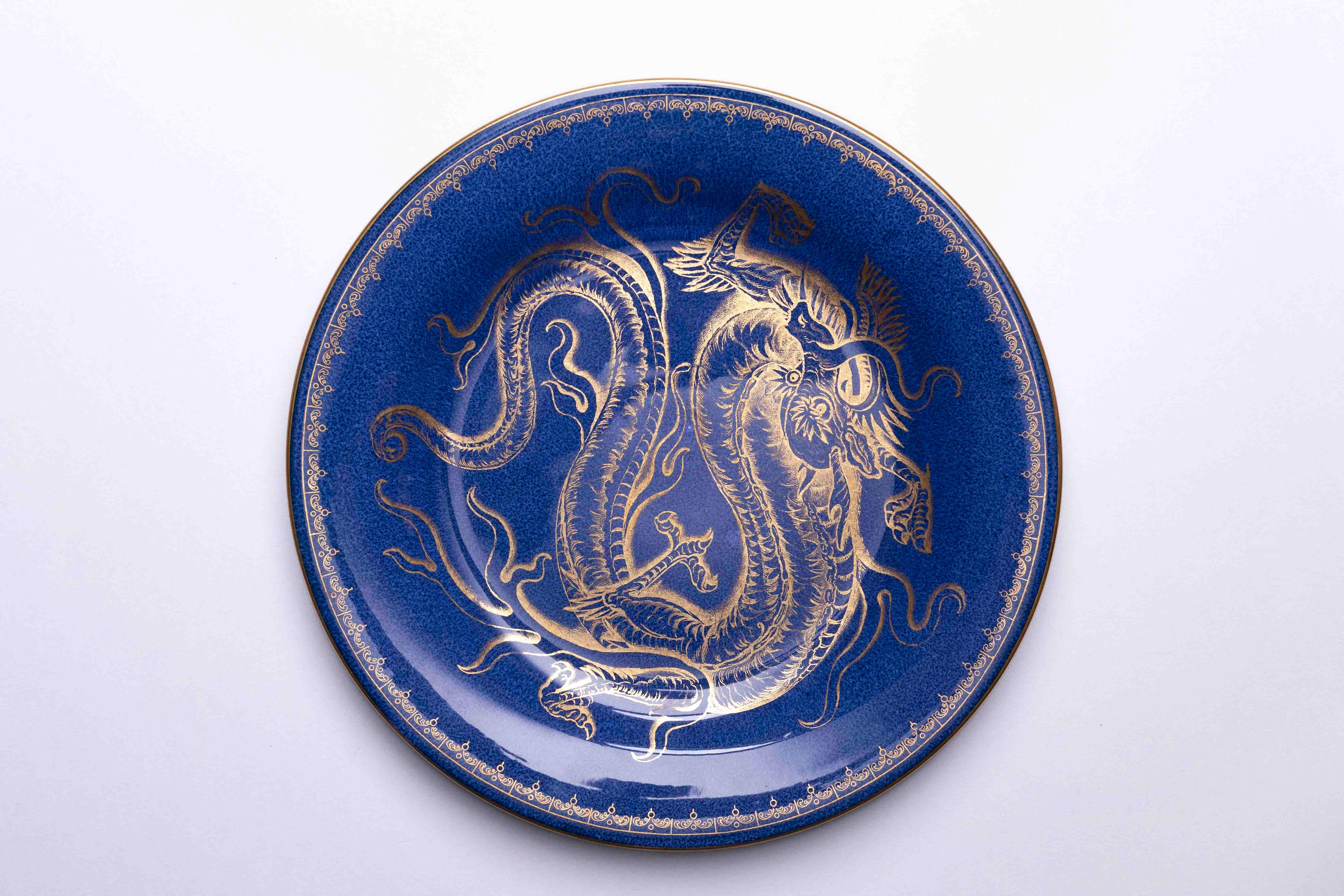 Anglais Wedgwood - Assiette d'armoire au dragon doré bleu poudre en vente