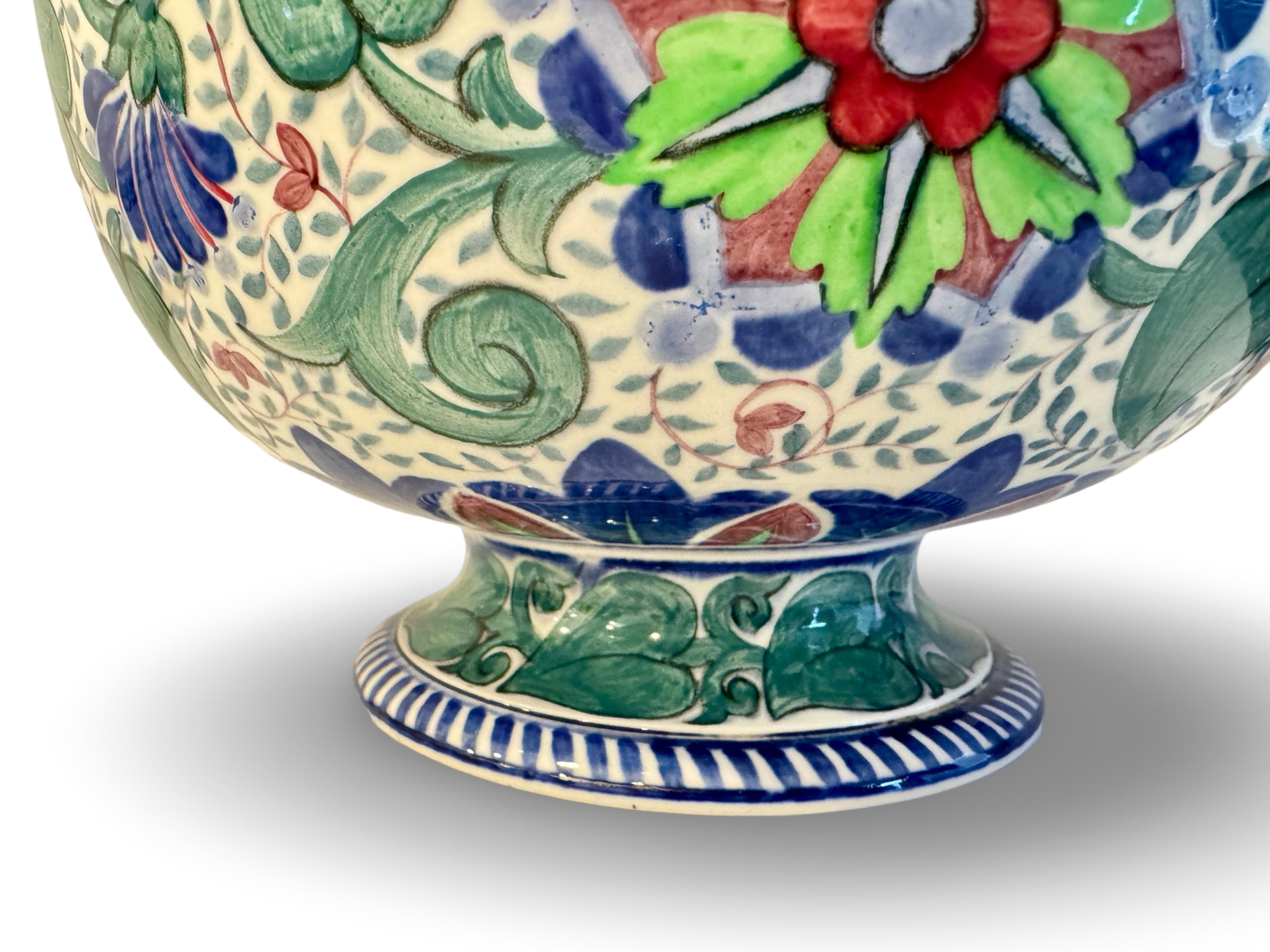 Inglese Wedgwood Queensware Polychrome Painted Bowl from the Art Deco Period in vendita